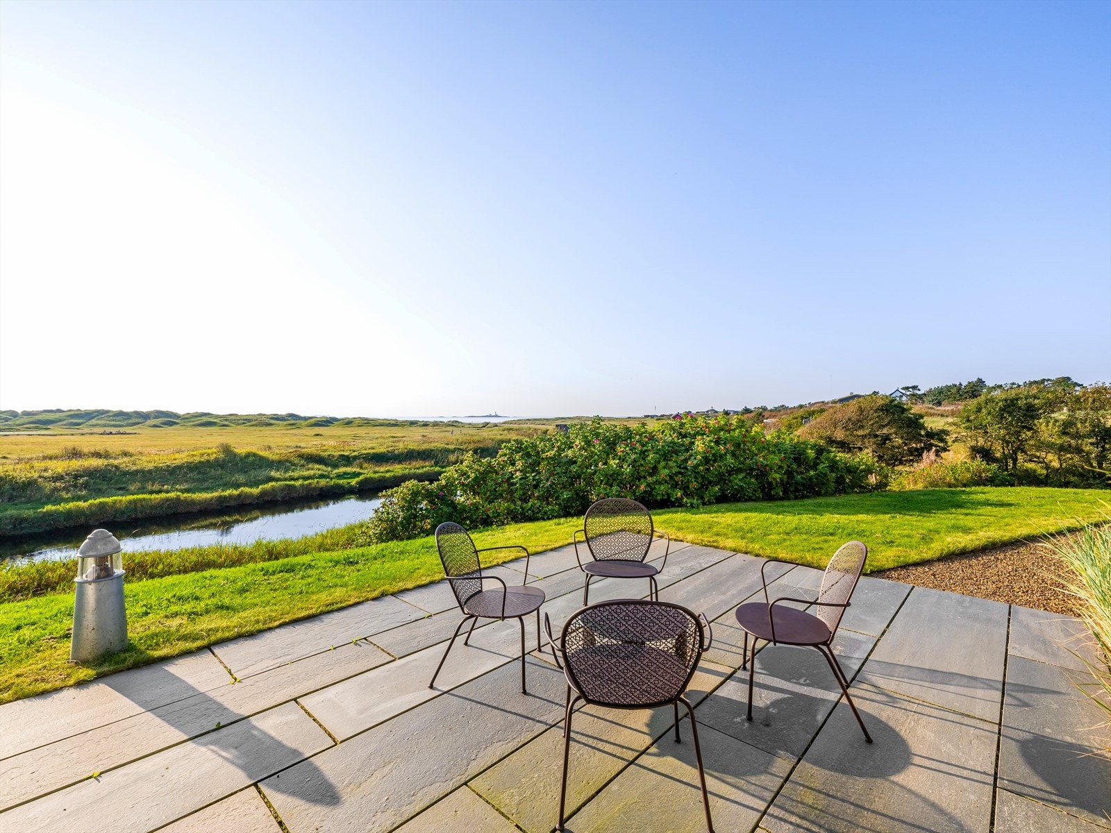 Kanskje går tankene til Danmark, hvor stråene vaier i vinden, sanddynene bølger og sola treffer den kritthvite muren. Men adressen er Selevegen 202, og du befinner deg i en fritidsbolig helt ulik alt annet du ser rundt deg. Galleribilde