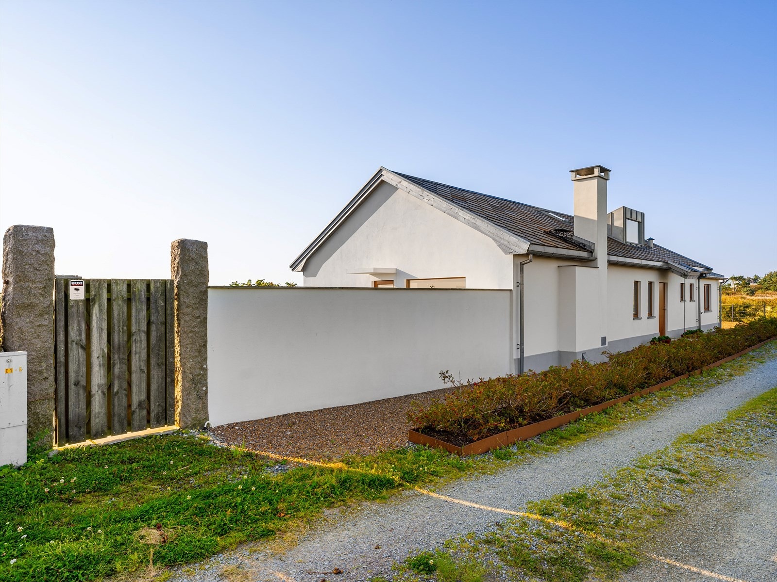 Hovedhuset er betydelig større enn de andre hyttene langs elva - uten å fremstå som prangende. Det sobre arkitektoniske uttrykket kler den jærske naturen, freden senker seg med en gang du entrer eiendommen. Galleribilde