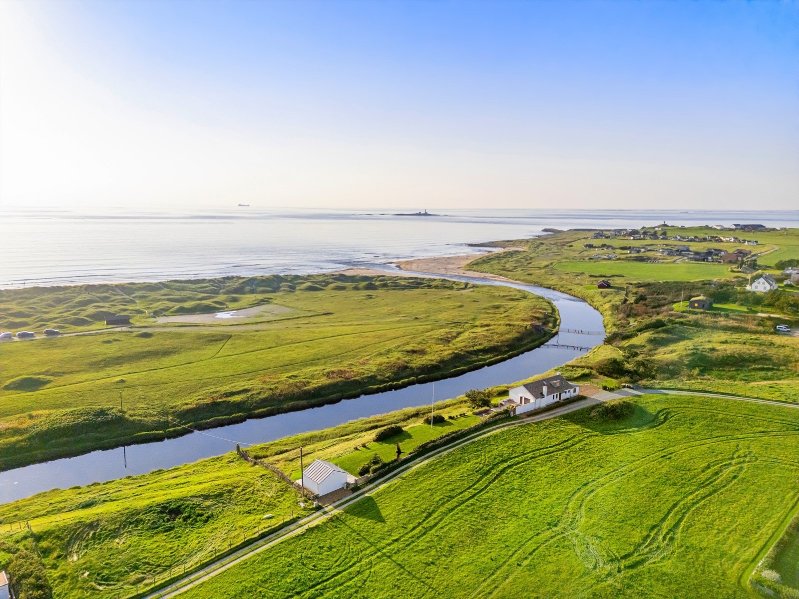 Uforstyrrede solforhold så lenge det er sol - på nydelige uteplasser bestående av tredekke, skiferplattinger og plen, både rundt hovedhuset og annekset. Landskapsvernområde. Galleribilde