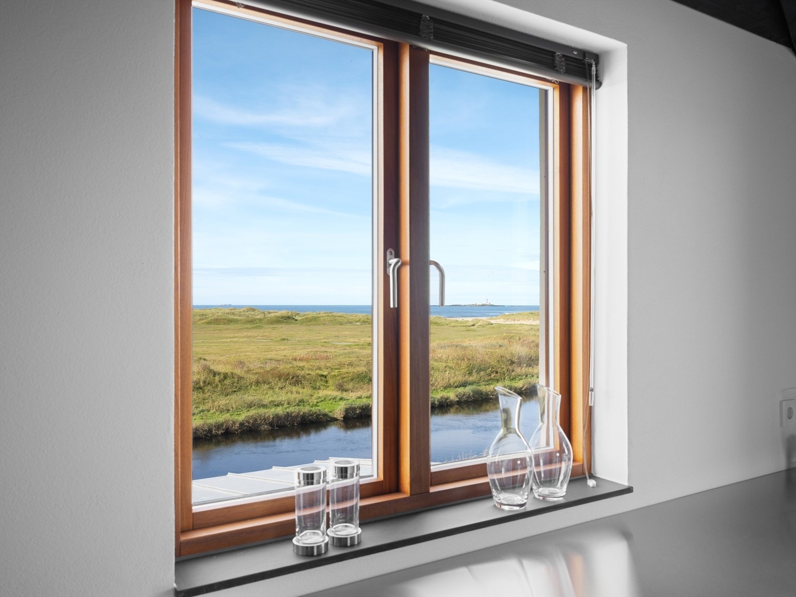 Hovedsoverom med ensuite bad. Like nydelig utsikt når våkner, som når du legger deg. Galleribilde