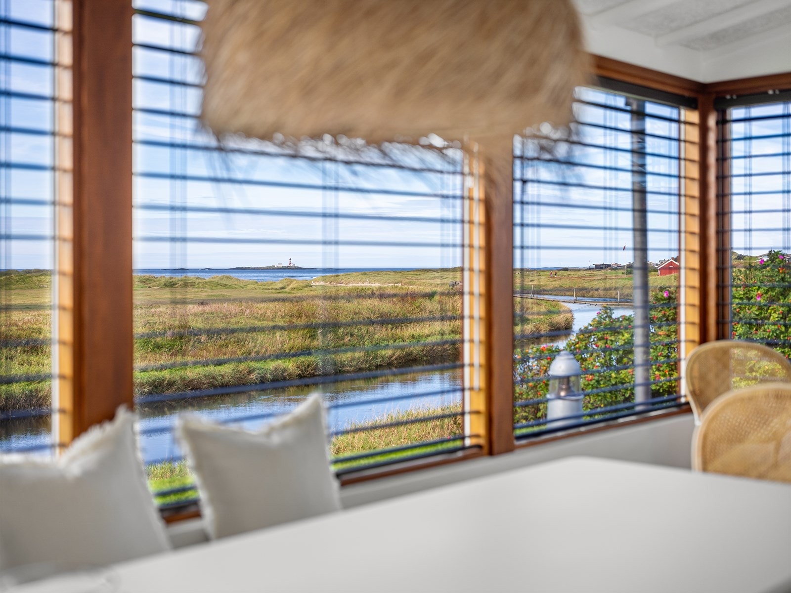 Feistein fyr, laksen i utløpet til Figgjoelven og Selestranda med sine sanddyner - alt nytes fra de fleste soner. Galleribilde