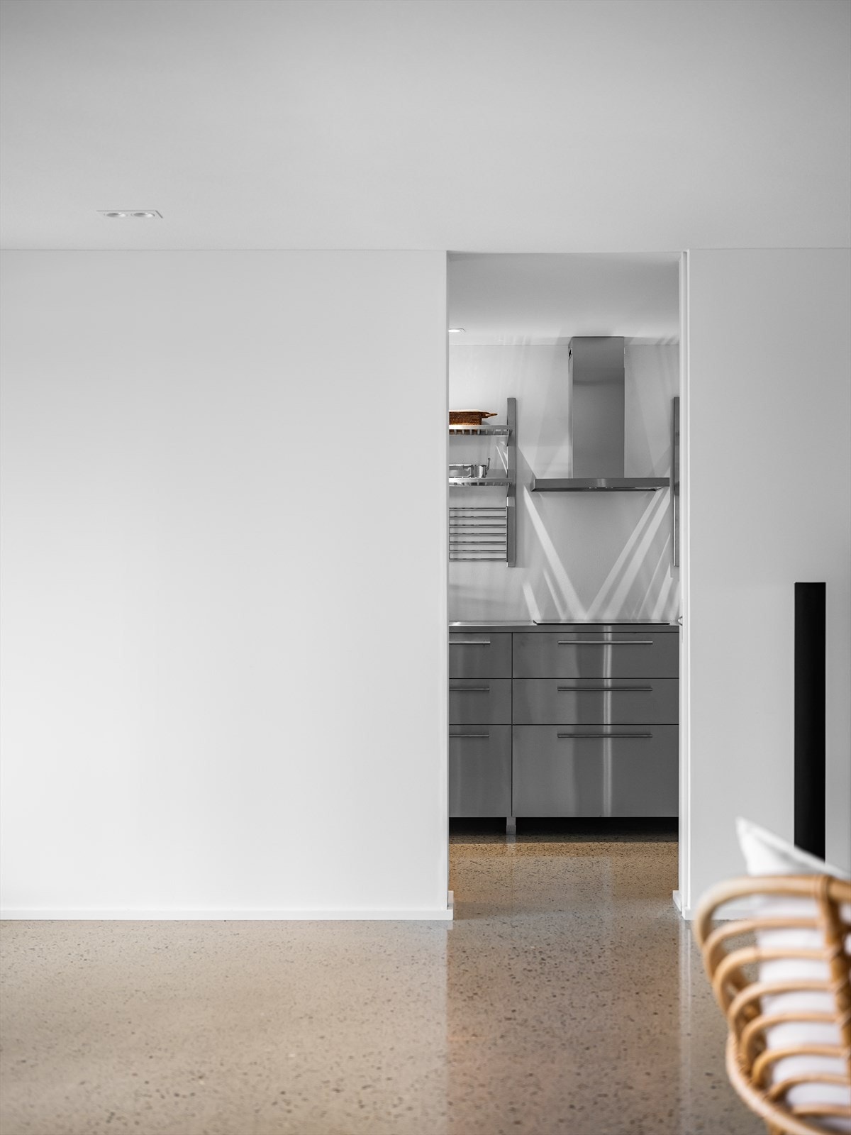 Inn fra forstuen har du enkel tilgang til grovkjøkken i stål, når maten skal nytes ute eller i hagestuen. Galleribilde