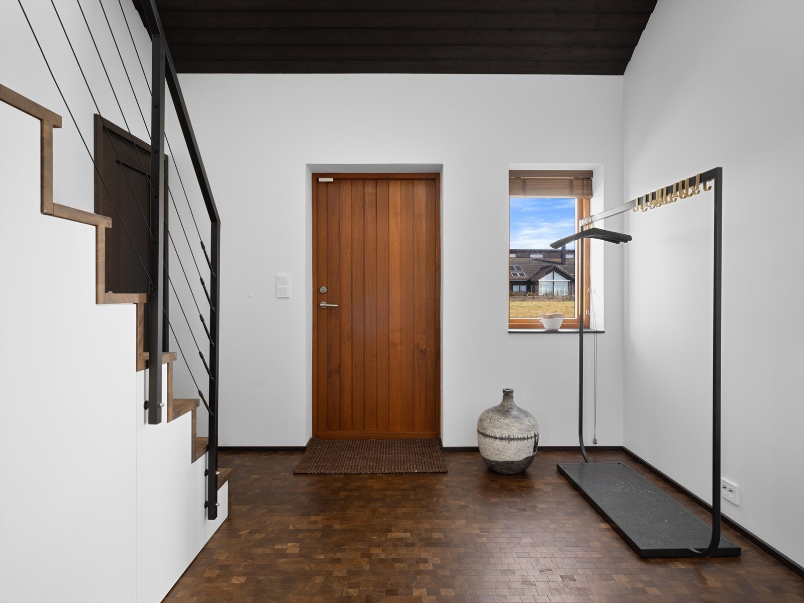 Hall med naturlig lys fra takvindu og ark. Galleribilde