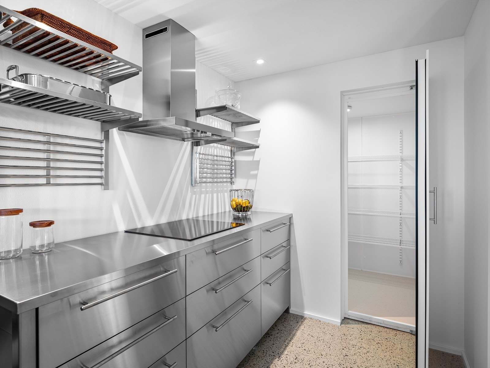 Velutstyrt grovkjøkken i stål med eget kjølerom er perfekt for samling av storfamilien når maten skal nytes i hagestuen eller ute. Galleribilde