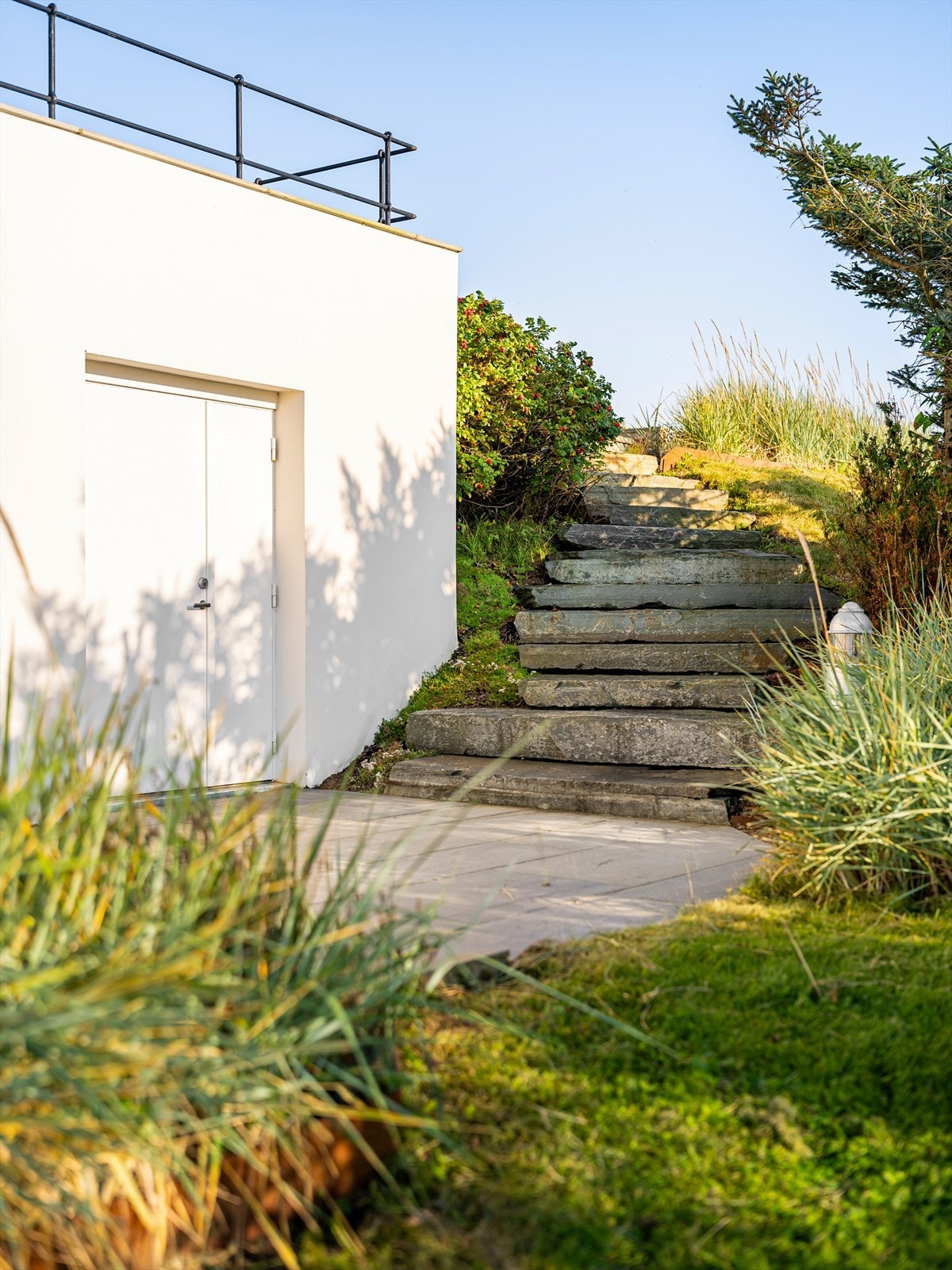 Inngang til stor utstyrsbod med plass til liten traktor. Galleribilde