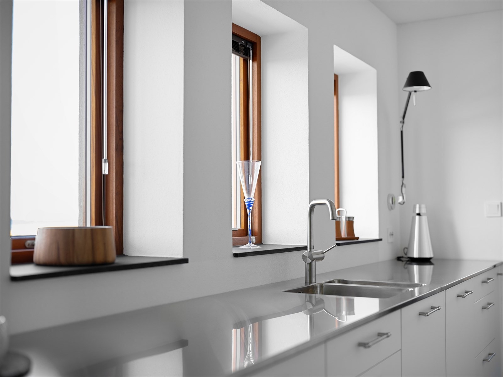 HTH kjøkken med hel benkeplate i rustfritt stål. Miele hvitevarer. Galleribilde