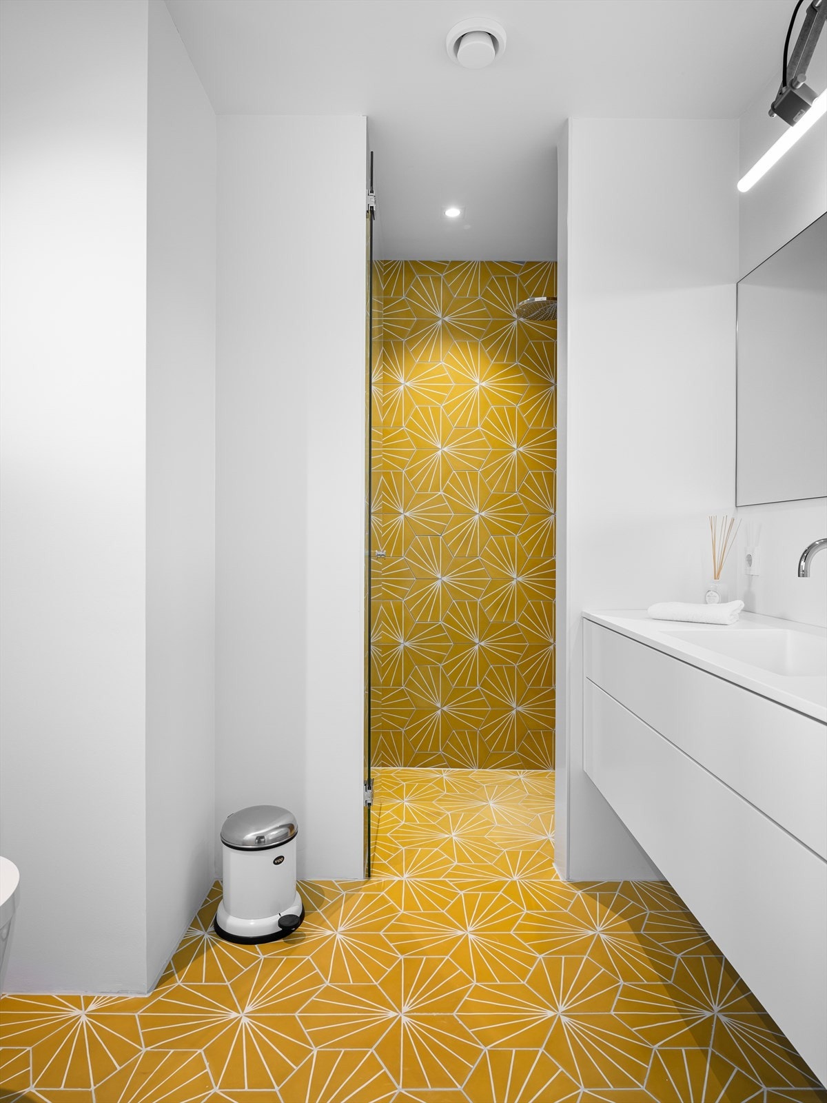 Ensuite bad med farger og utforming som tar omgivelsene ute, inn. Galleribilde