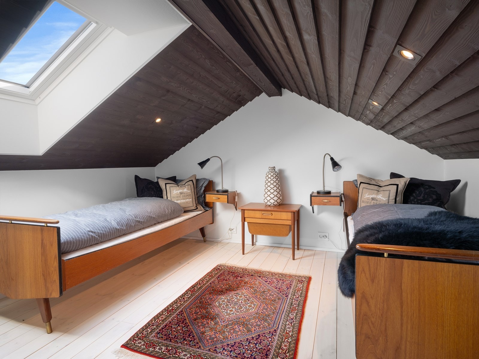 Ikke målbart grunnet takhøyden. Men likevel meget praktisk for barna med både sovealkover og lekerom. Galleribilde