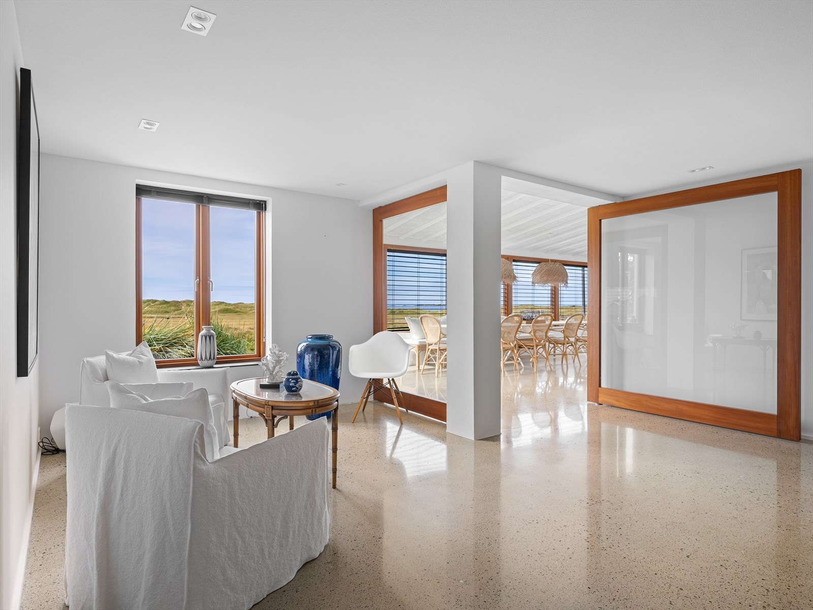 Forstue med pivotdør ut til hagestuen. Galleribilde