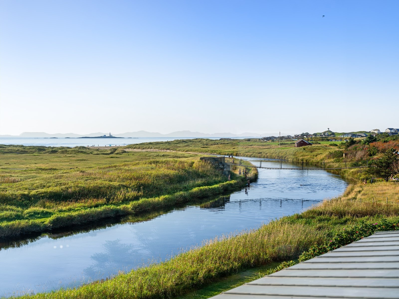 Eiendommen strekker seg langs, og med, elvebredden av utløpet til Figgjoleven, ved/på Selestranda. Kjøp fiskekort, og gå rett ut i det beste fiske - hvor selv kongen har prioritert sin tid. Galleribilde