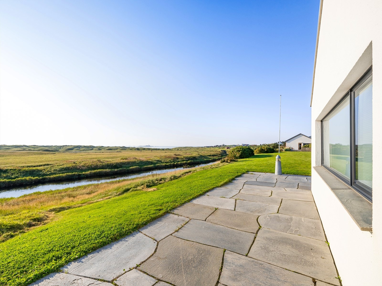 Annekset/boden er plassert i enden av tomten. Galleribilde