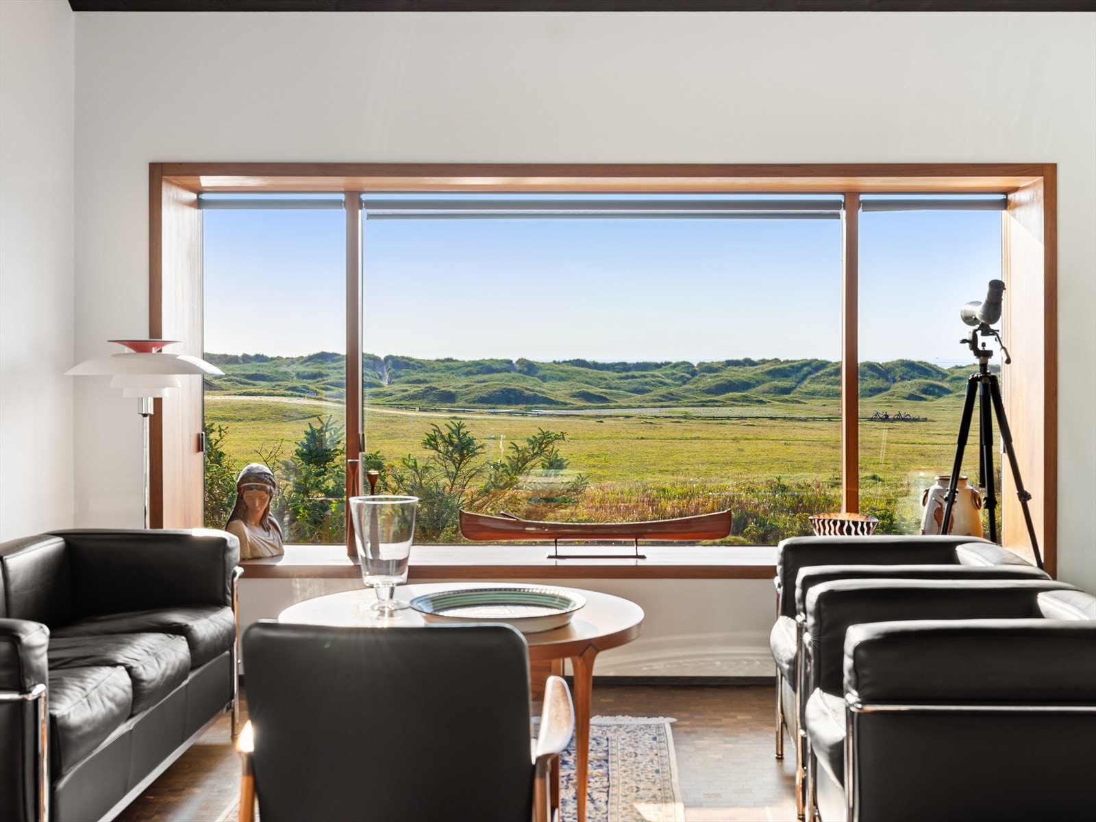 Vipa flyr lydløst langs stranda. Laksen leker i Figgjoelva. Tankene går til Danmark, hvor stråene vaier i vinden, sanddynene bølger og sola treffer den kritthvite muren. Men adressen er Selevegen 202, og du befinner deg i en fritidsbolig ulik alt annet. Galleribilde