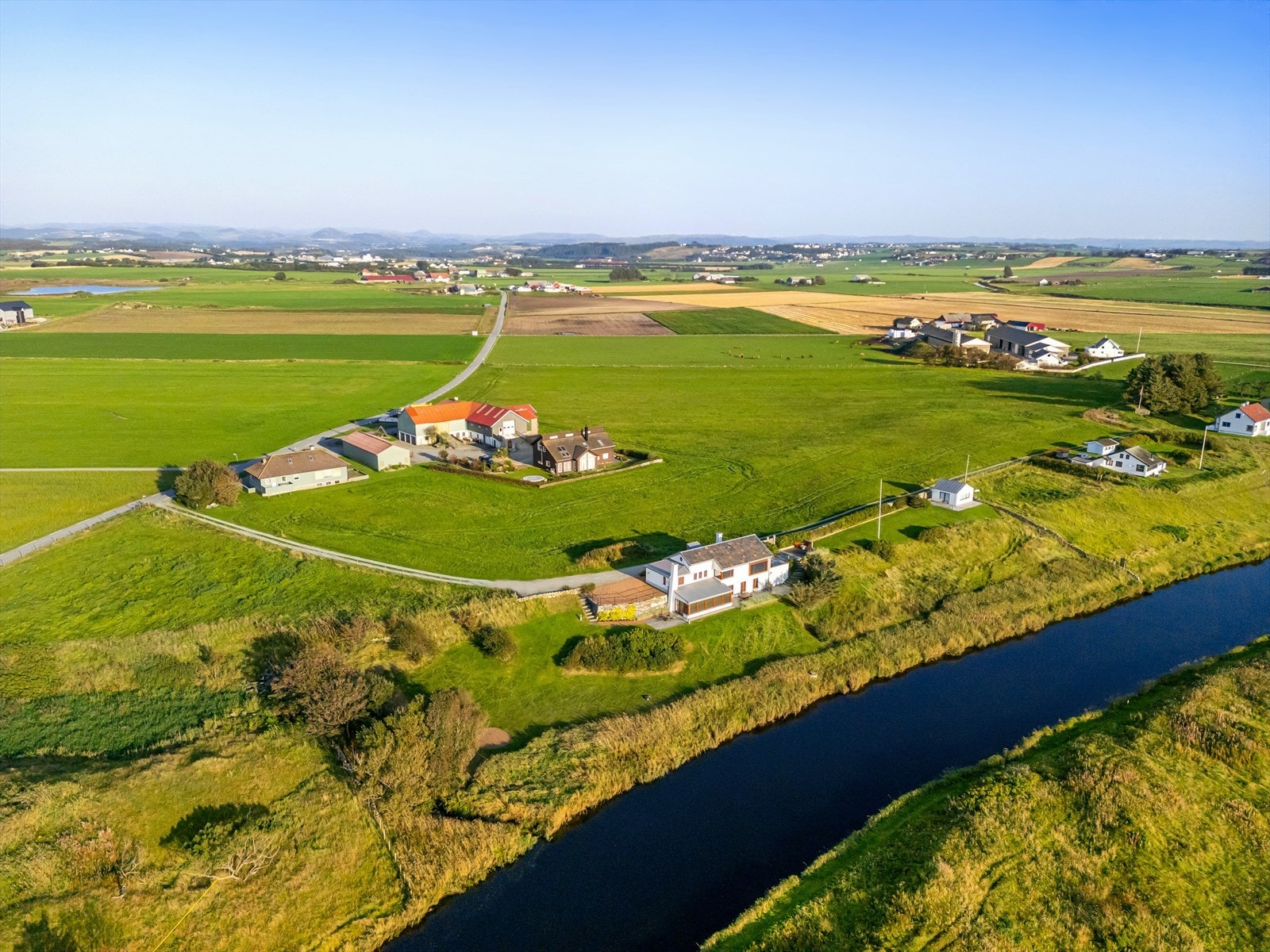 Eiendommen strekker seg langs, og med, elvebredden av utløpet til Figgjoleven, ved/på Selestranda. Kjøp fiskekort, og gå rett ut i det beste fiske - hvor selv kongen har prioritert sin tid. Galleribilde