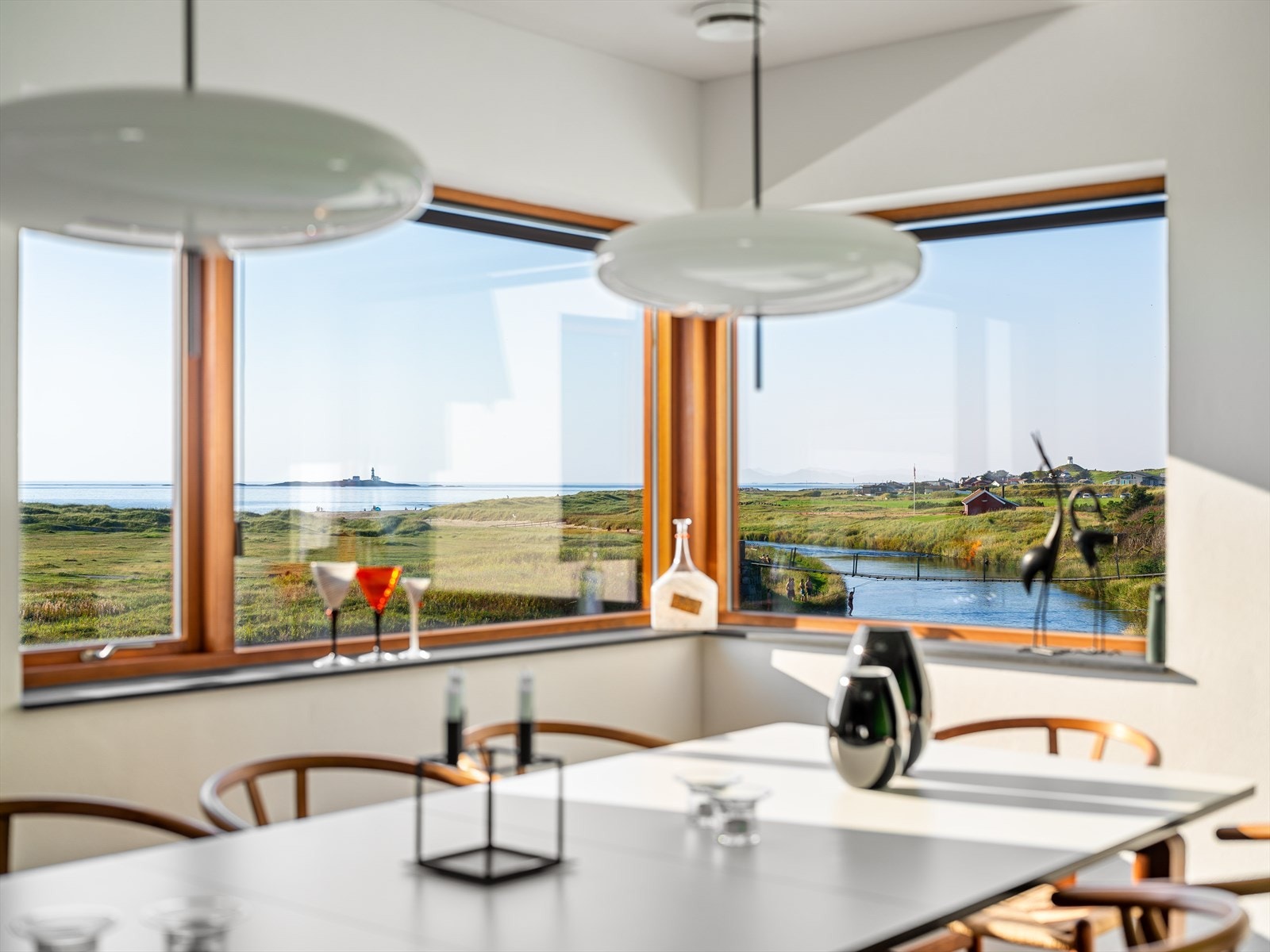 Her nyter du Feistein fyr, havet, sanddynene, stranda og laksen som hopper i utløpet til Figgjoelven. Galleribilde