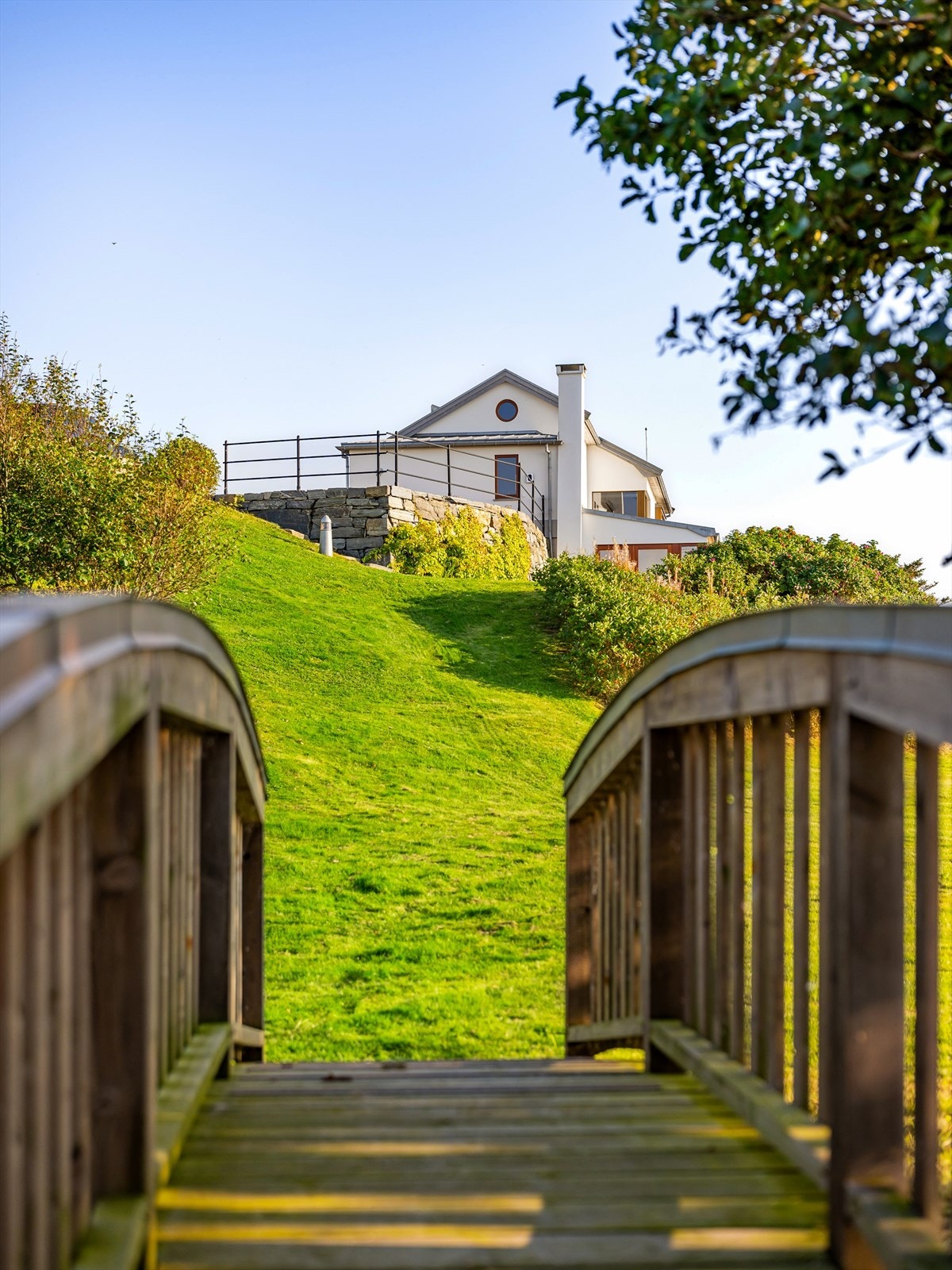 Her rusler du raskt over broen for fisking, bading eller tur. Galleribilde