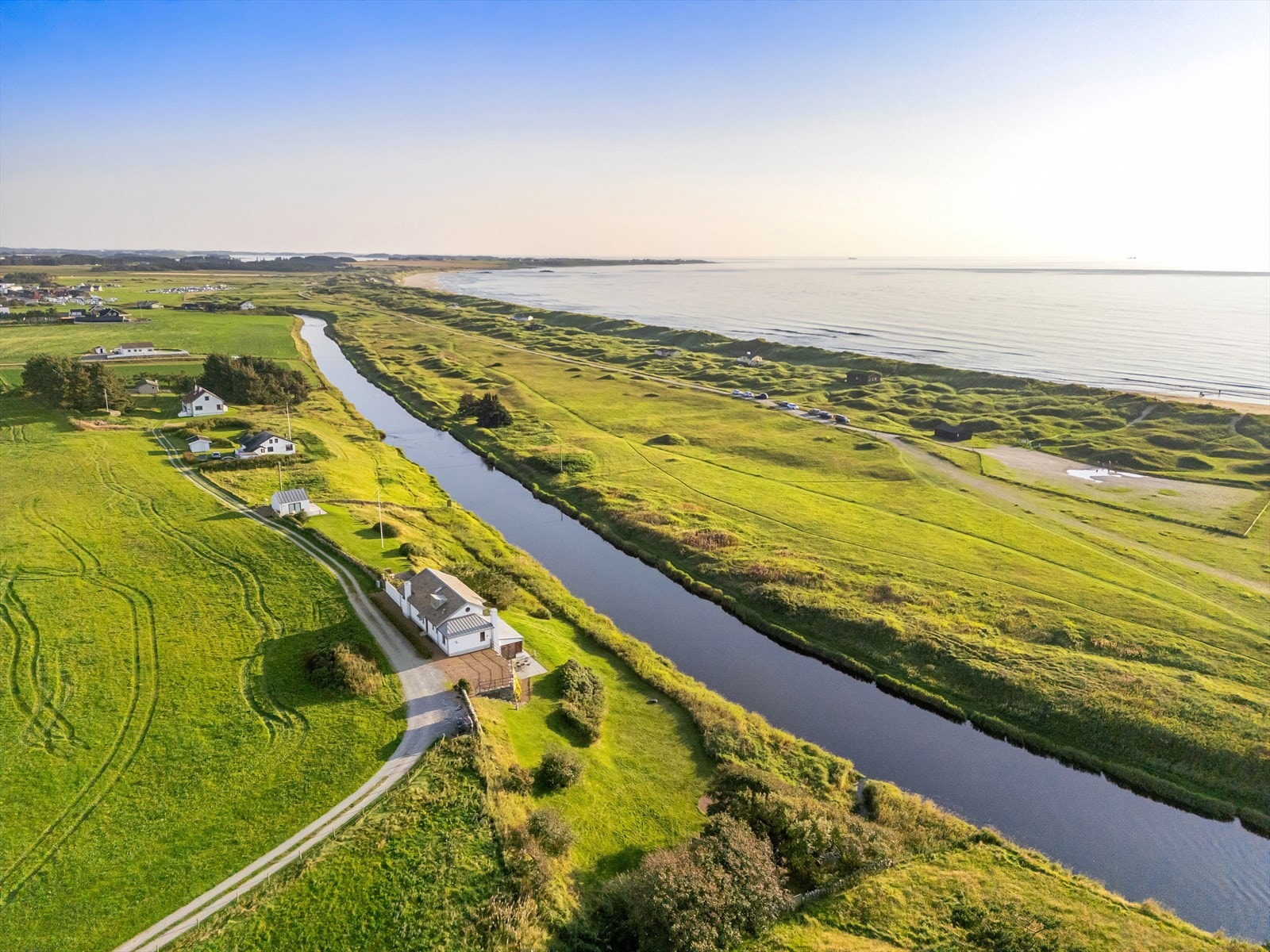 Dan Chruickshank presenterer: Eiendommen strekker seg langs, og med, elvebredden av utløpet til Figgjoleven, ved/på Selestranda. Kjøp fiskekort, og gå rett ut i det beste fiske - hvor selv kongen har prioritert sin tid. Galleribilde