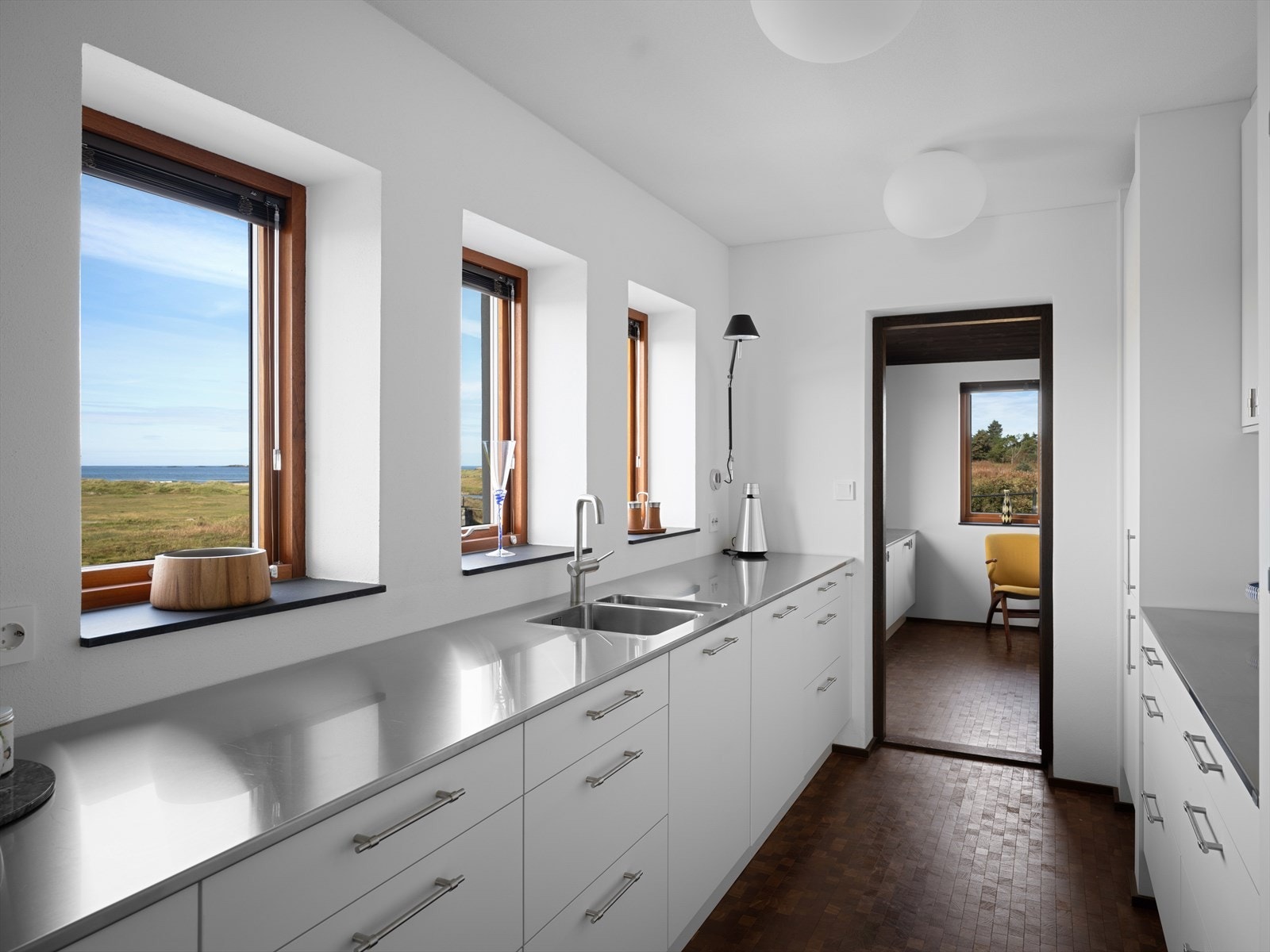 HTH kjøkken med hel benkeplate i rustfritt stål. Miele hvitevarer. Galleribilde