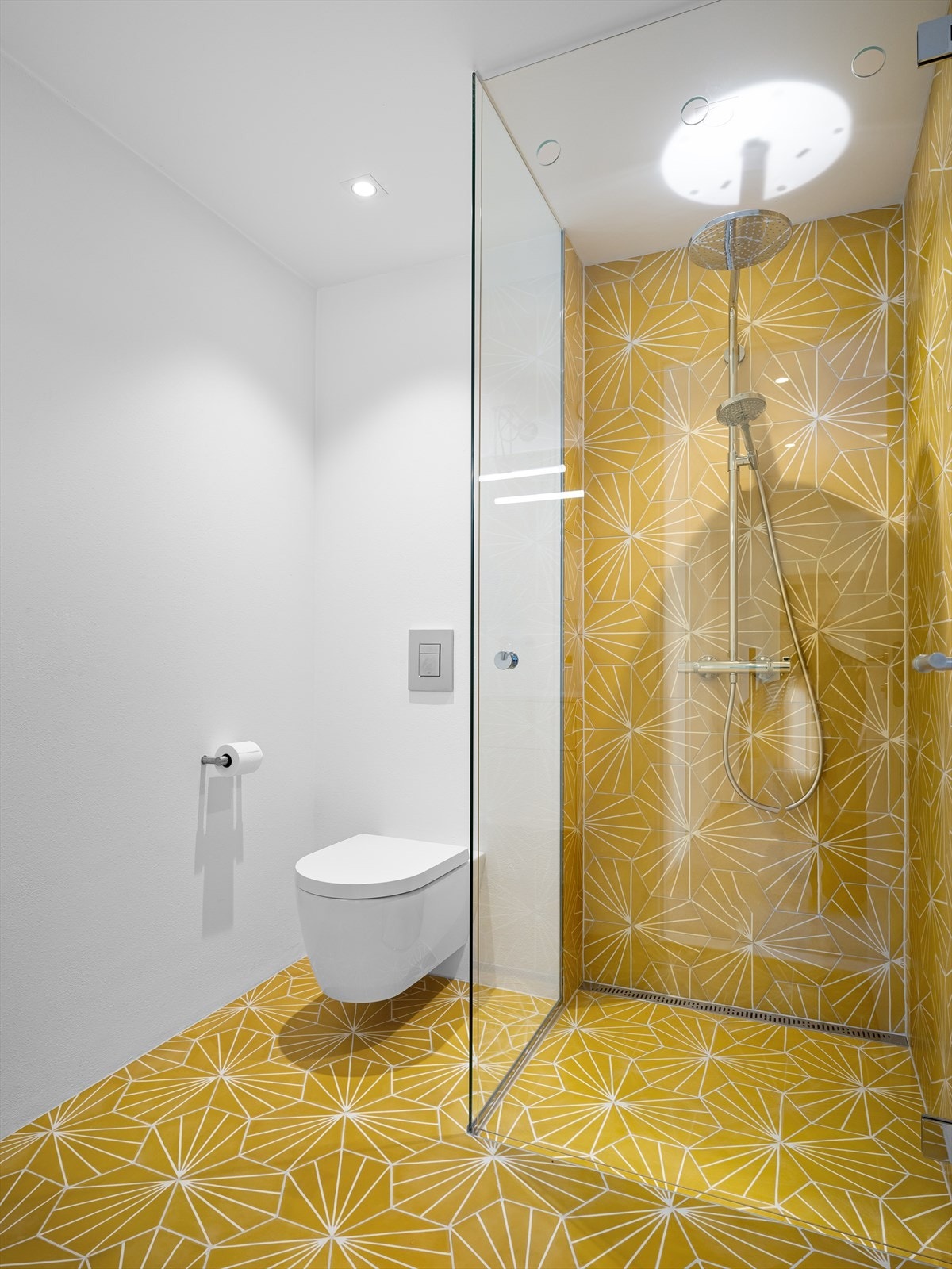 Badet har farger og utforming som tar omgivelsene ute, med seg inn. Galleribilde