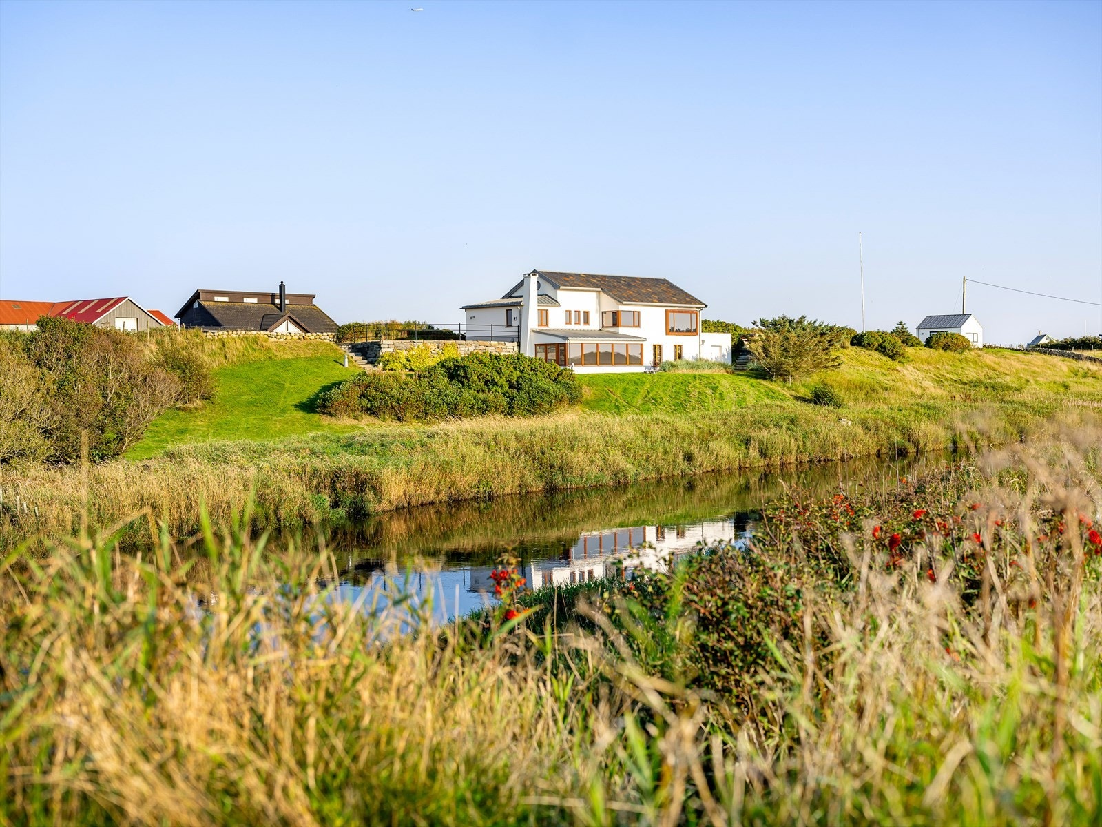 Det sobre arkitektoniske uttrykket kler den jærske naturen, freden senker seg med en gang du entrer eiendommen. Galleribilde