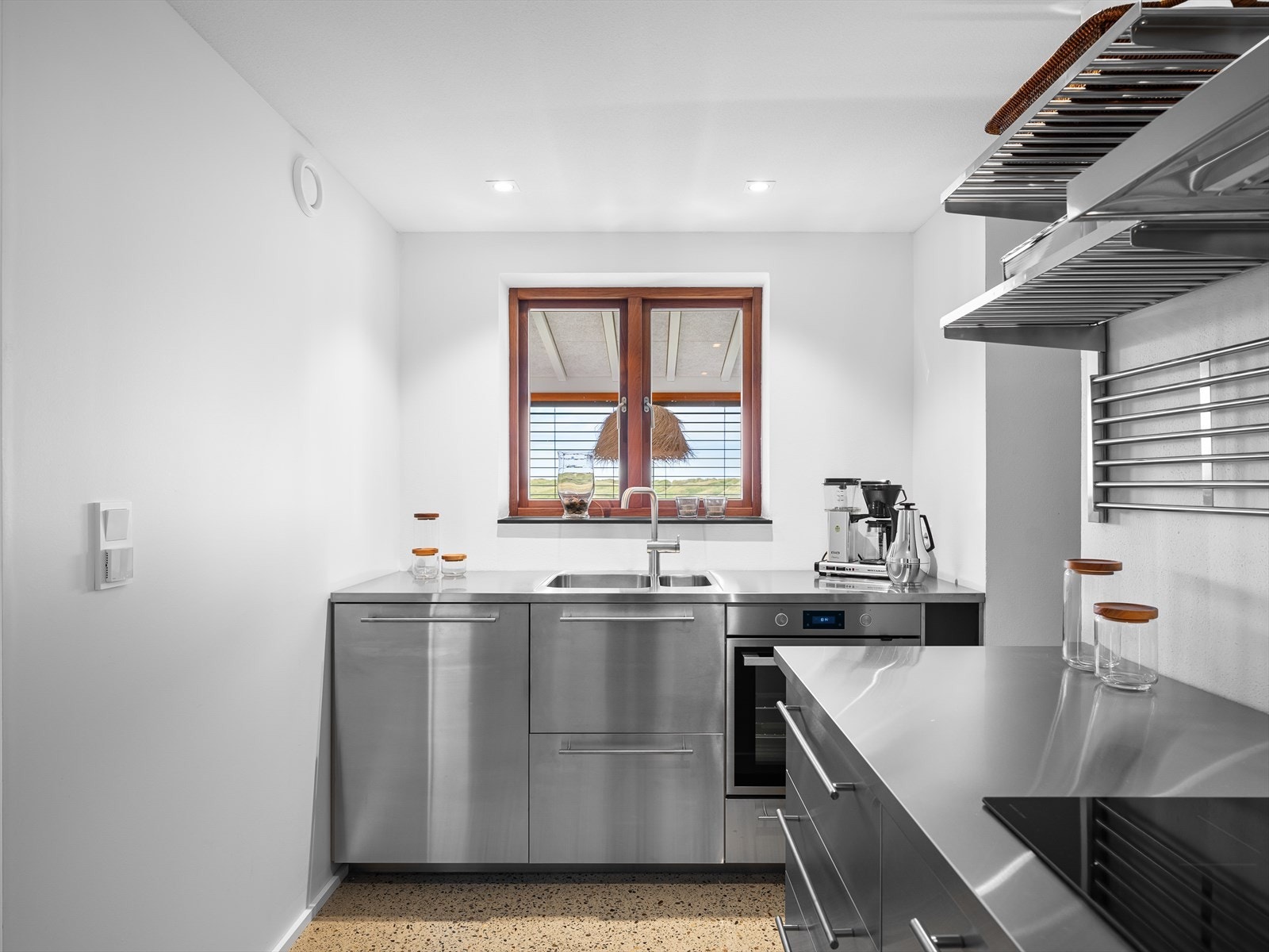 Velutstyrt grovkjøkken i stål med eget kjølerom er perfekt for samling av storfamilien når maten skal nytes i hagestuen eller ute. Galleribilde