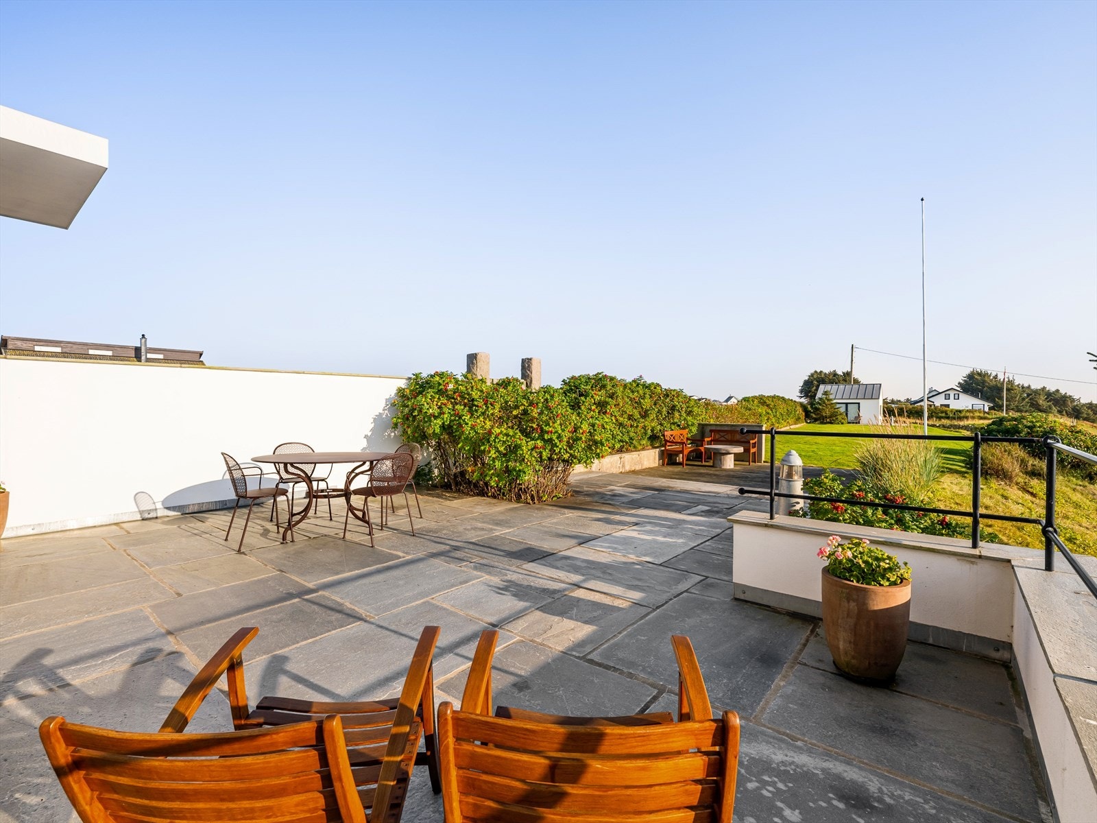 Skiferterrasser hvor familie og venner samles og alle nyter de fantastiske omgivelsene. Galleribilde