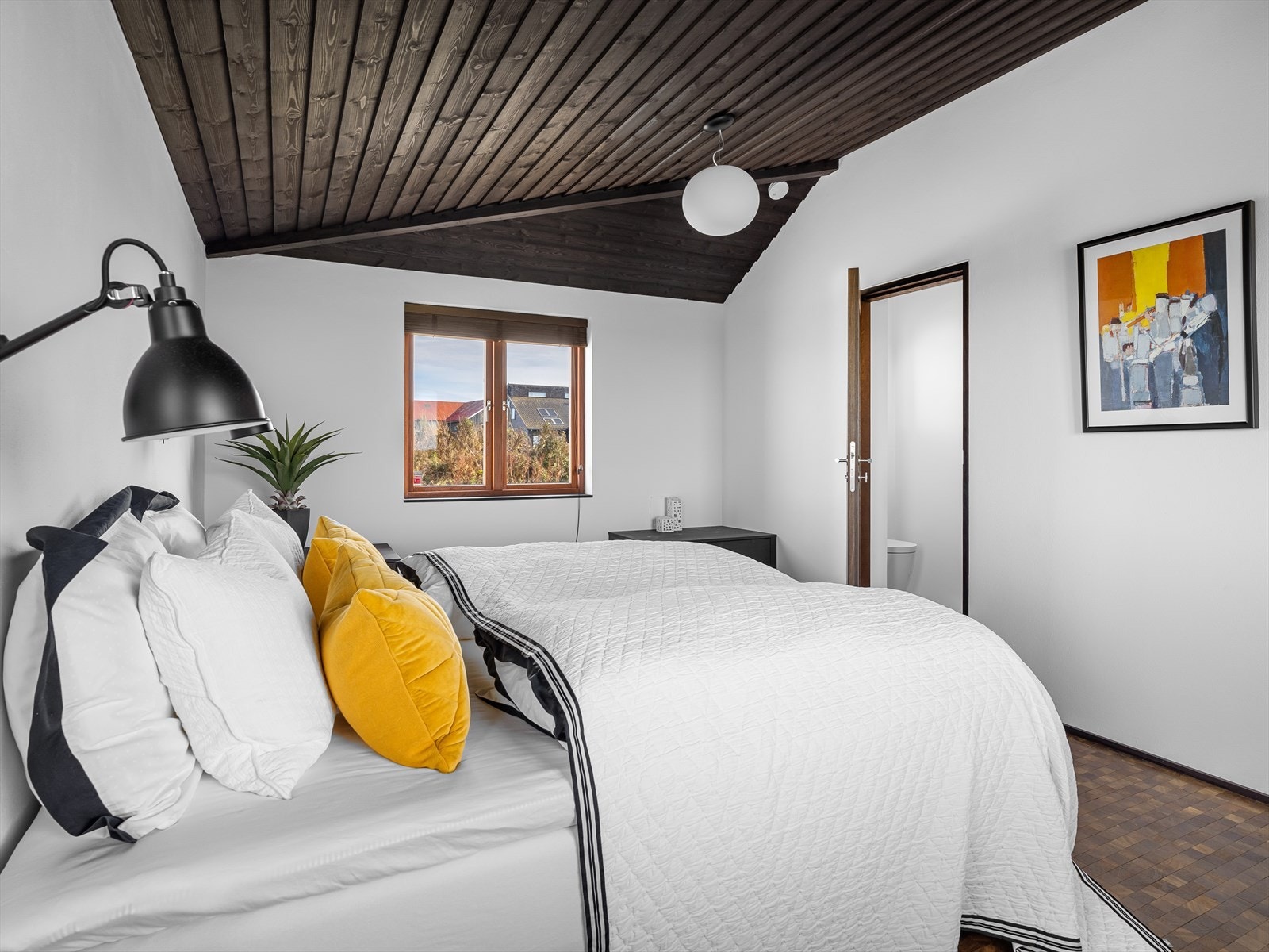 Hovedsoverom med ensuite bad. Like nydelig utsikt når våkner, som når du legger deg. Galleribilde