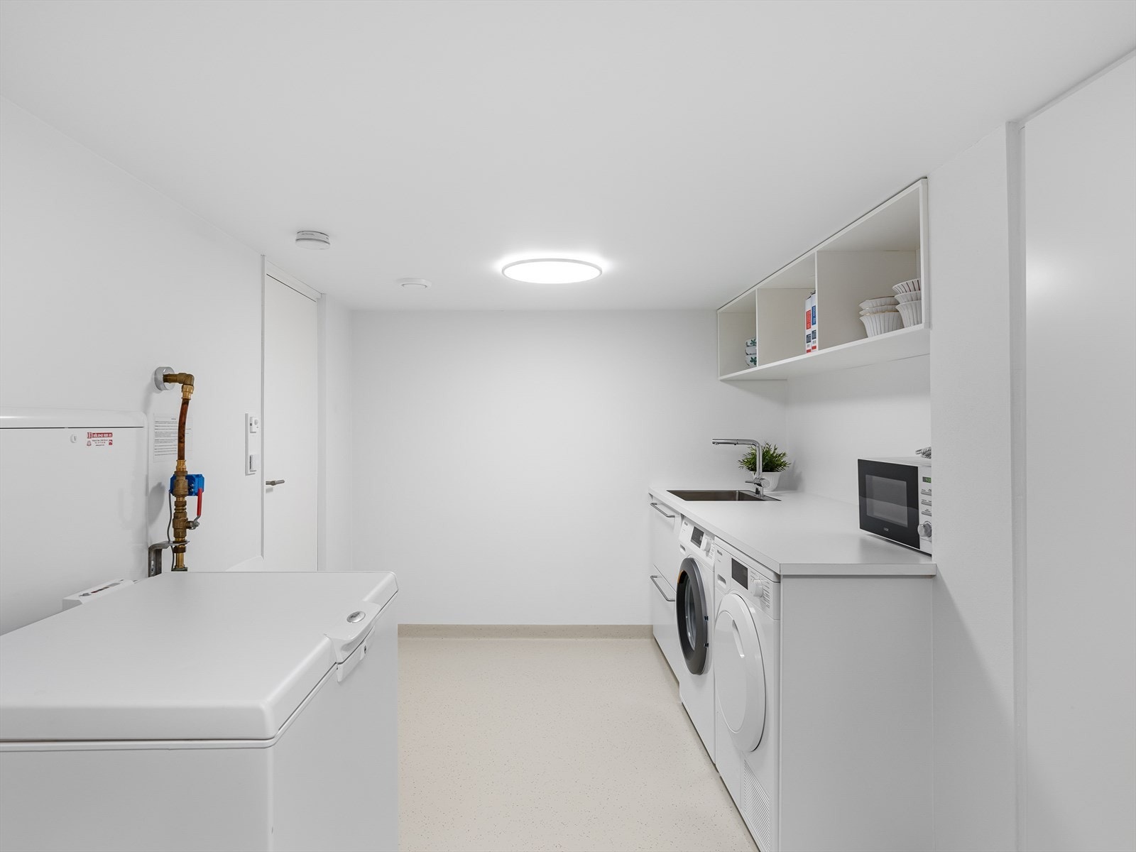 Eget vaskerom med god oppbevaringsplass. Galleribilde