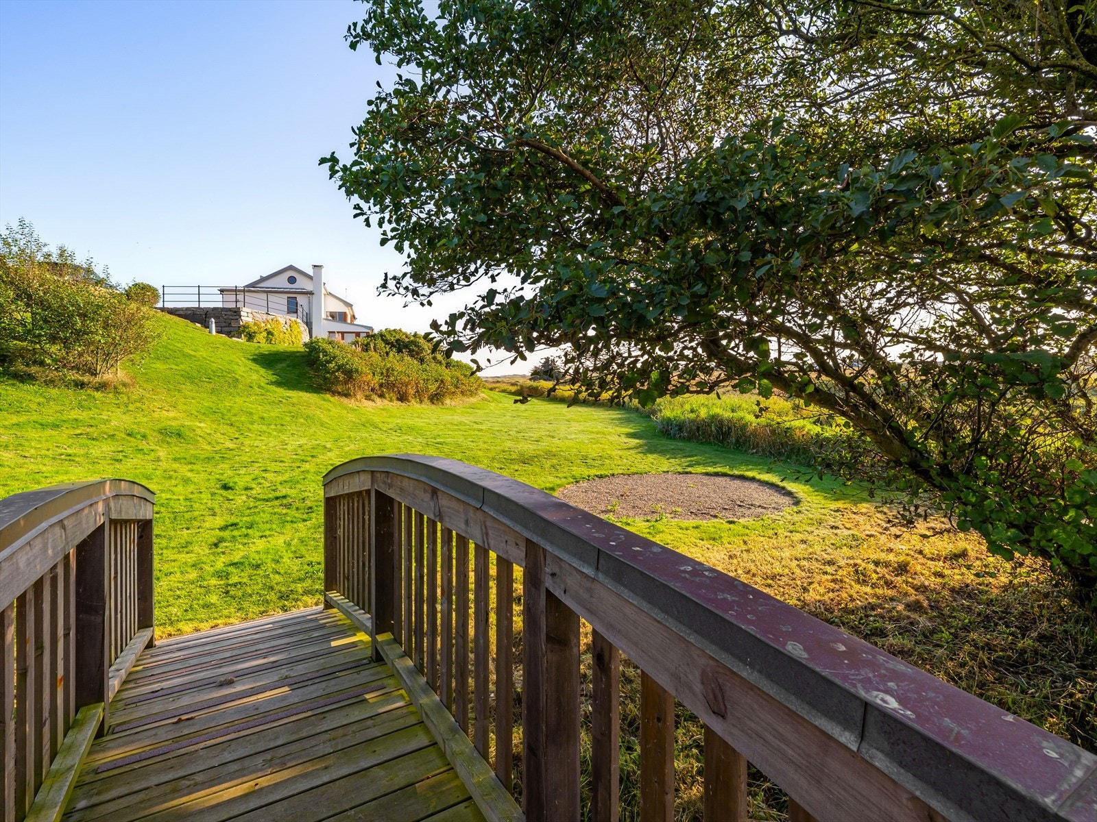 Egen bålpanneplass nederst i sirkelen. Her rusler du videre rett over broen til fisking, bading og tur. Galleribilde
