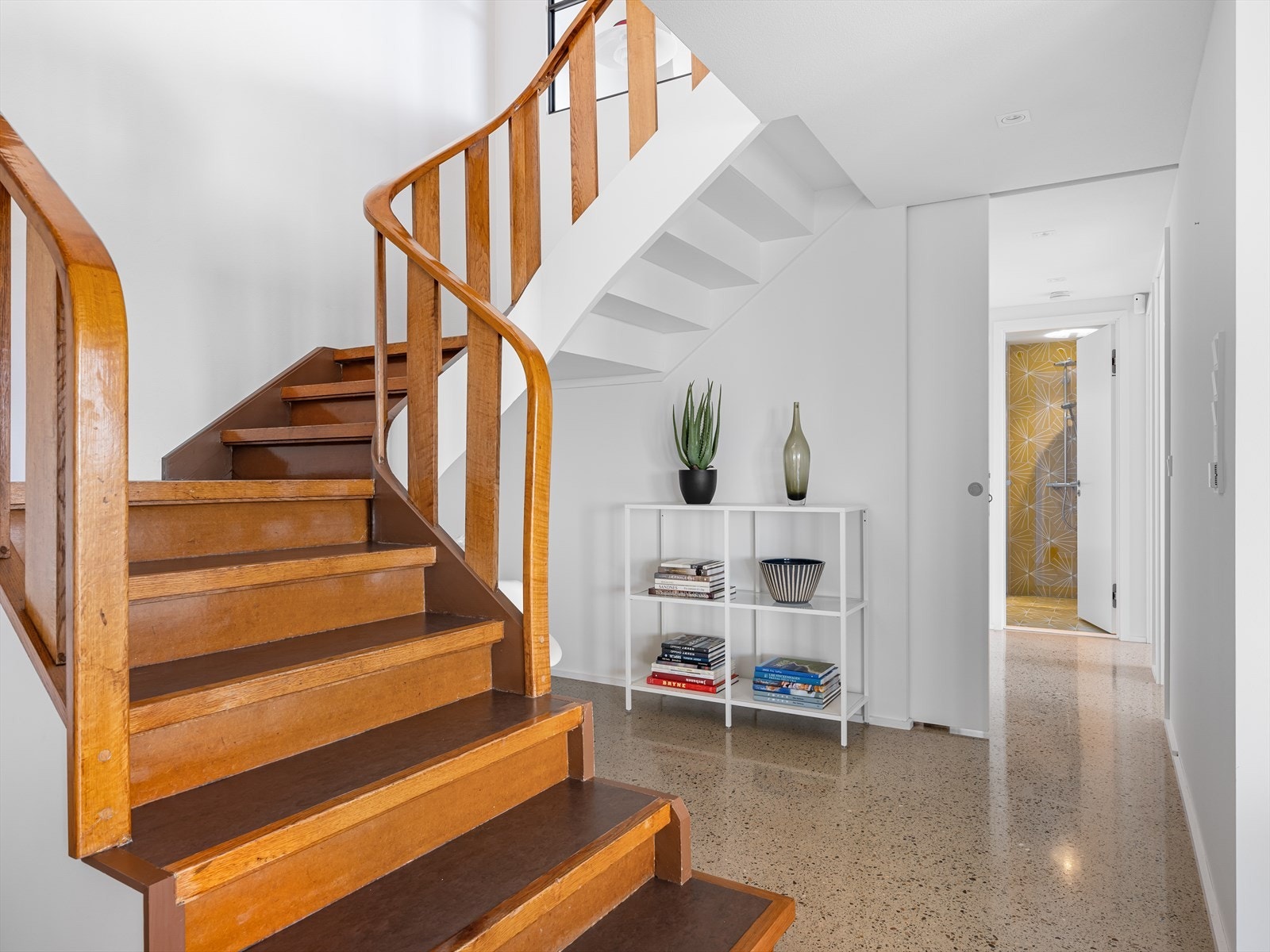 Fra forstuen og trappegang har du tilbaketrukket en egen soveromsfløy. Galleribilde