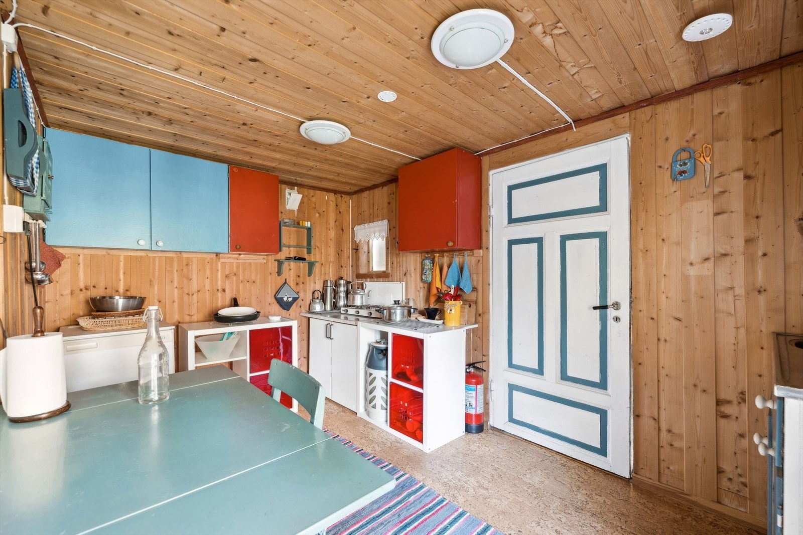 På kjøkkenet er det montert en enkel kjøkkeninnredning med overskap. Galleribilde