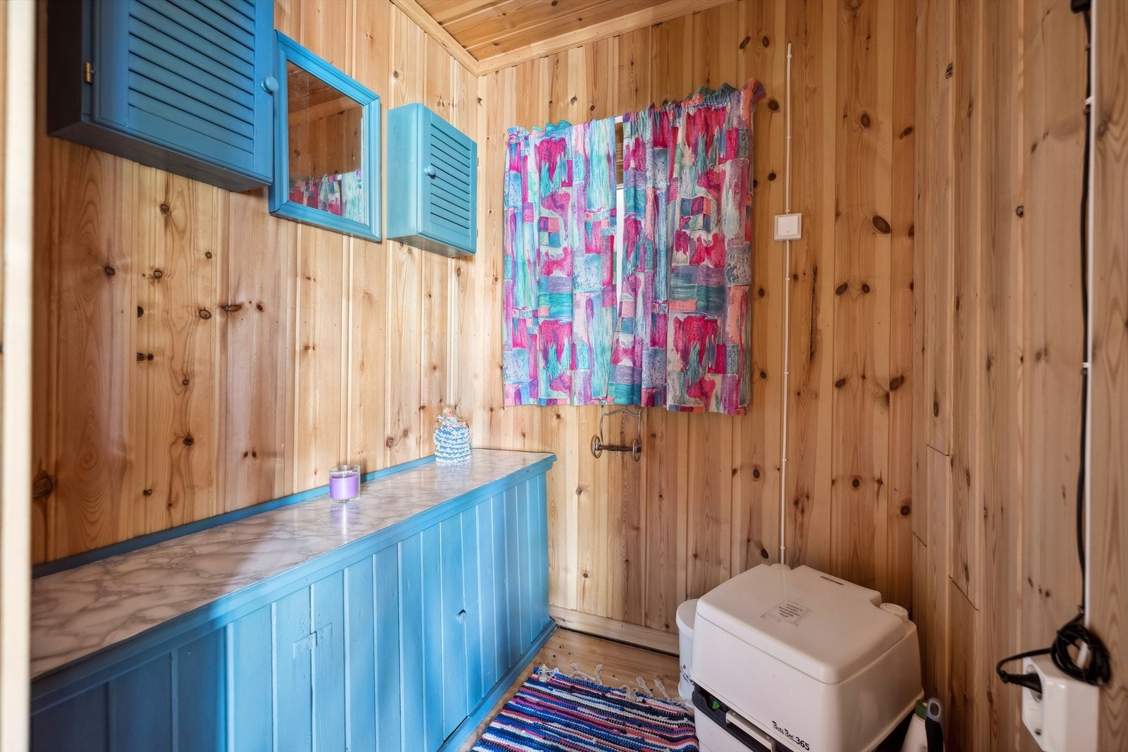 Det er inngang fra stuen til et eget wc rom som er innredet med oppbevaringsløsninger og portapotti. Det er for øvrig utetotalett. Galleribilde