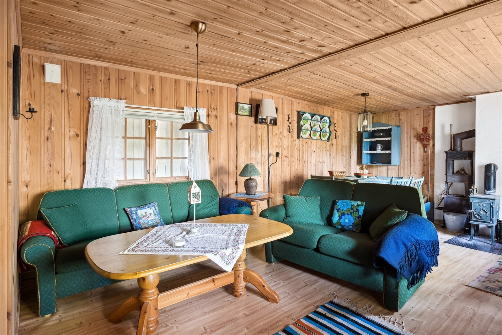 Det er tradisjonelle farge- og materialvalg som kler den øvrige utførelsen. Galleribilde