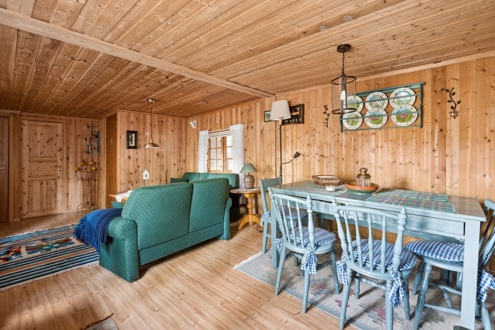 Stue med mange møbleringsmuligheter. Galleribilde