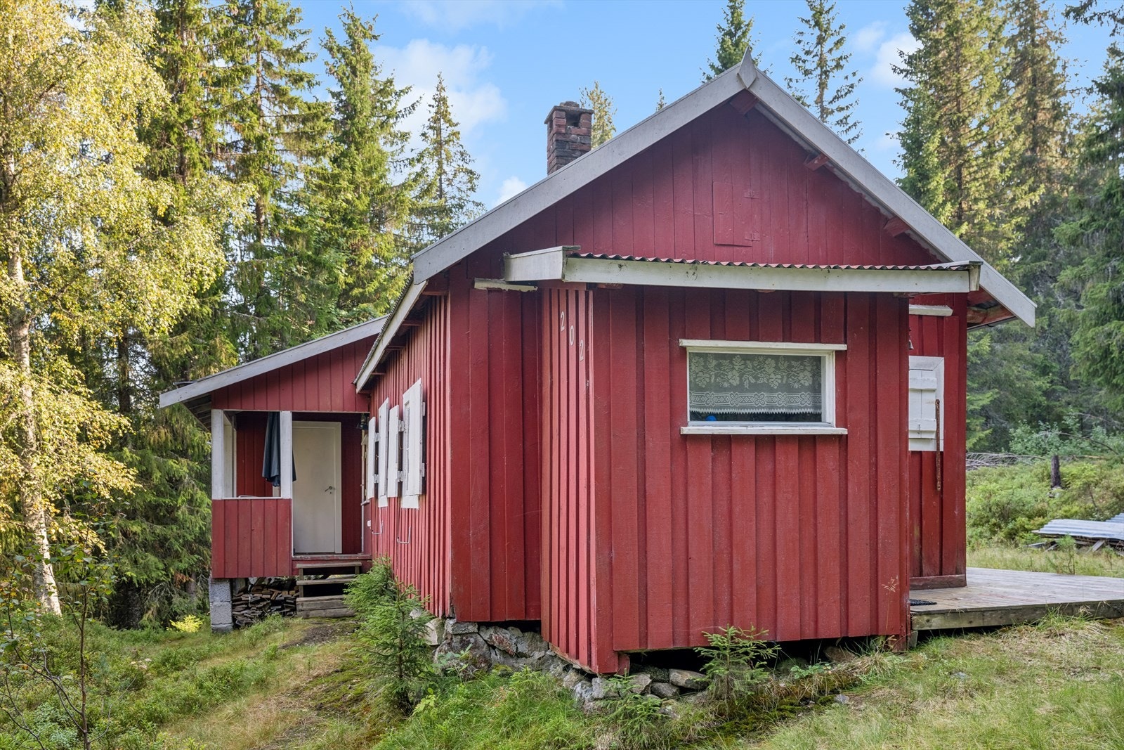 Byggeår er ukjent, det estimeres til 1950 tallet hvor det har blitt utført tilbygg senere gjennom årene. Galleribilde