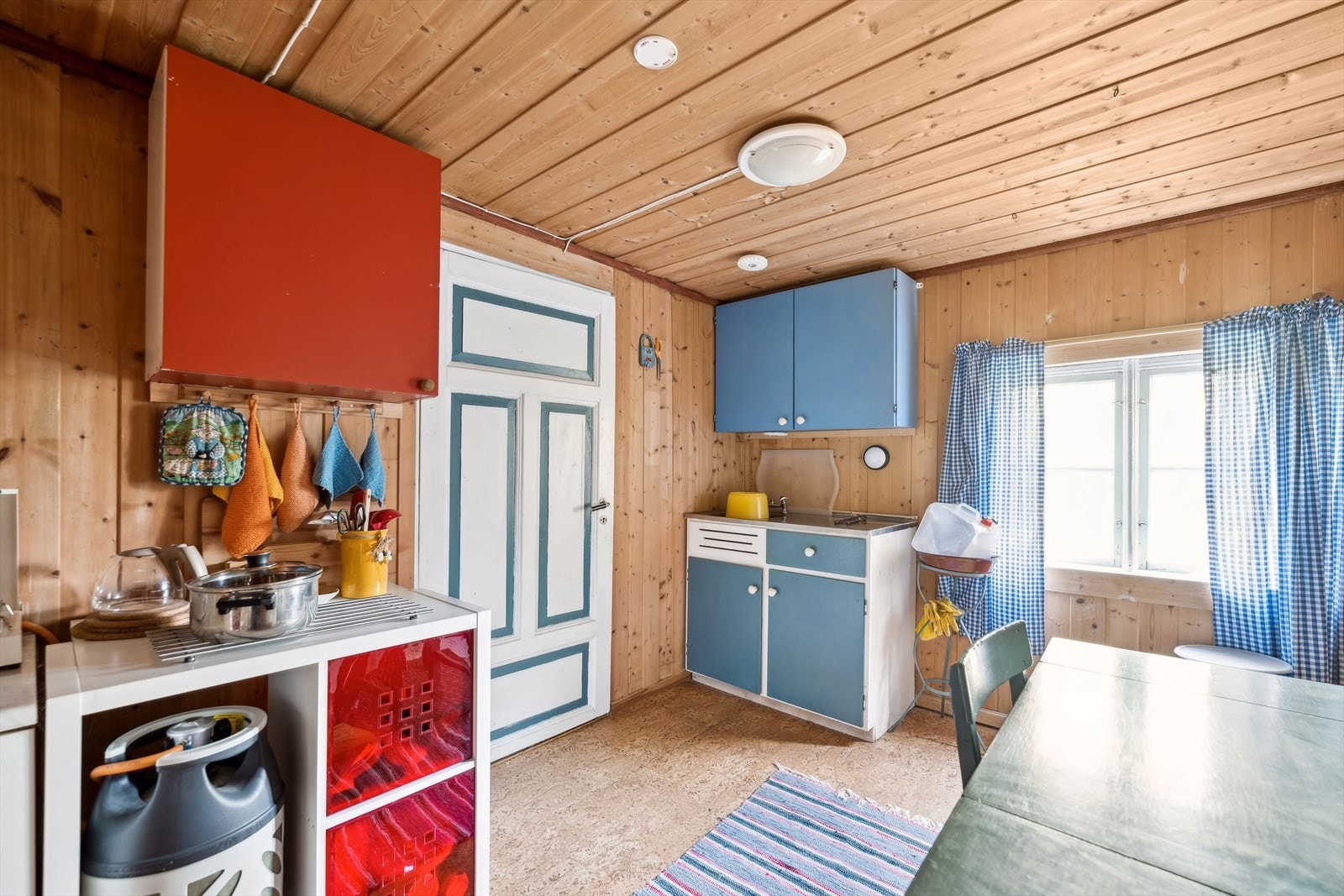 Kjøkkenet byr på detaljer som kum og elektrisk frittstående koketopp. Galleribilde