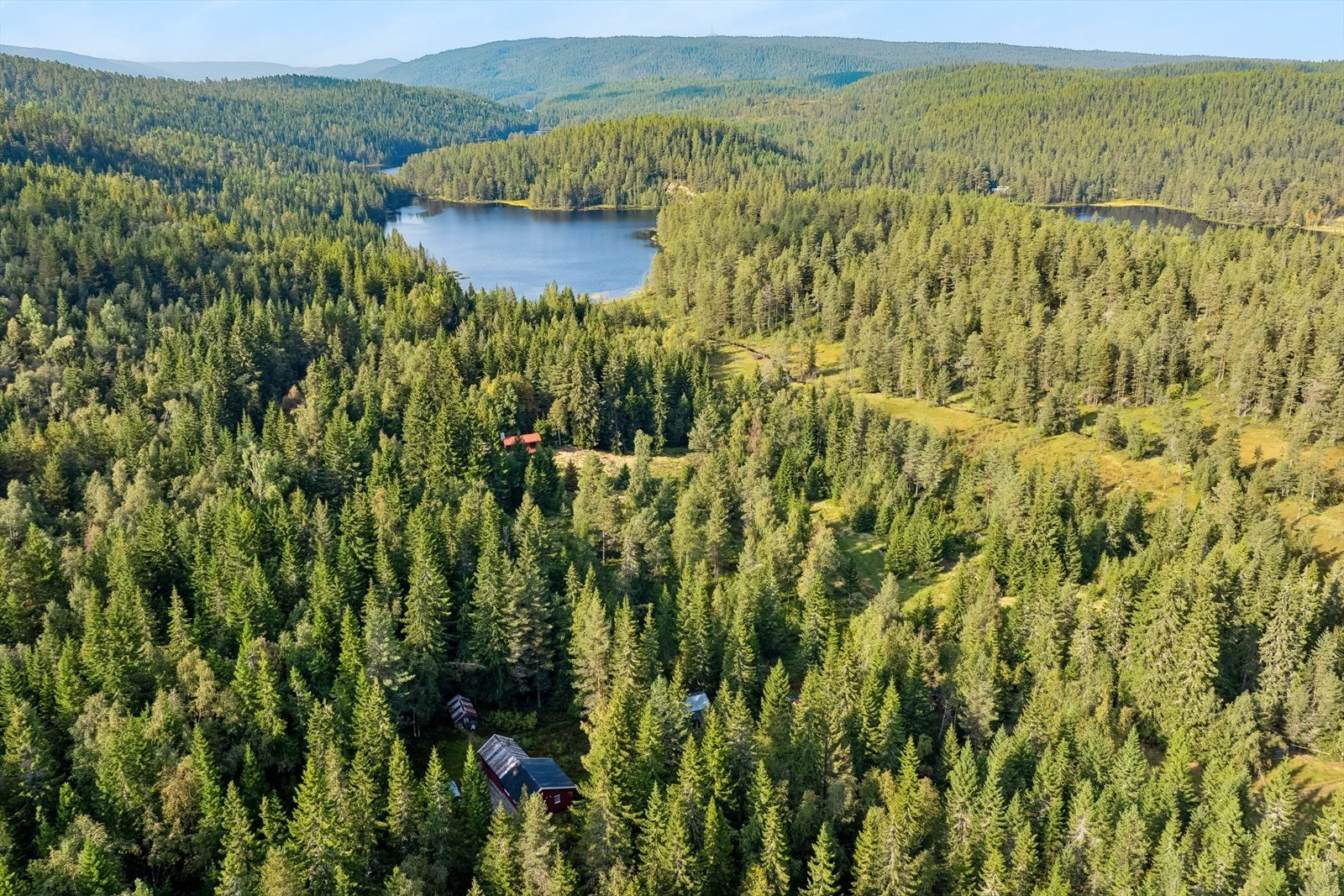 Fritidsboligen har en fantastisk og naturskjønn beliggenhet ved Sandoren, i nærheten av Raje i Kongsberg. Galleribilde