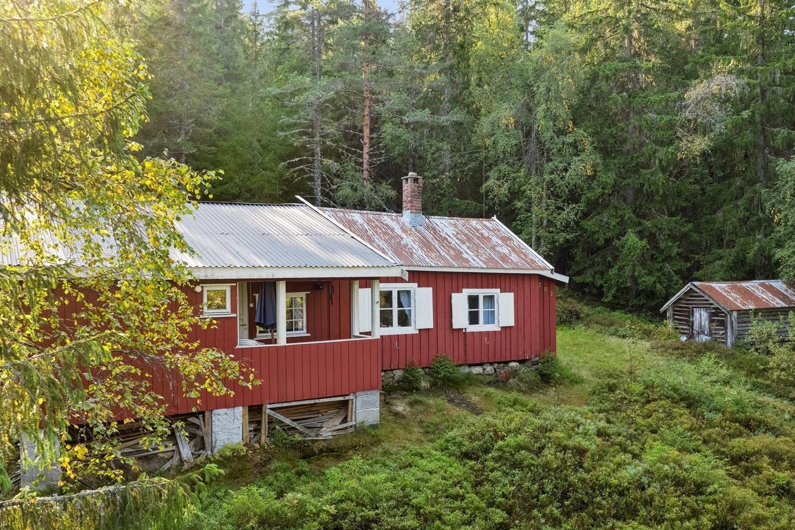 Hytta er av eldre byggeår og byr på en sjarmerende enkelhet med sin tradisjonelle hyttestandard. Galleribilde