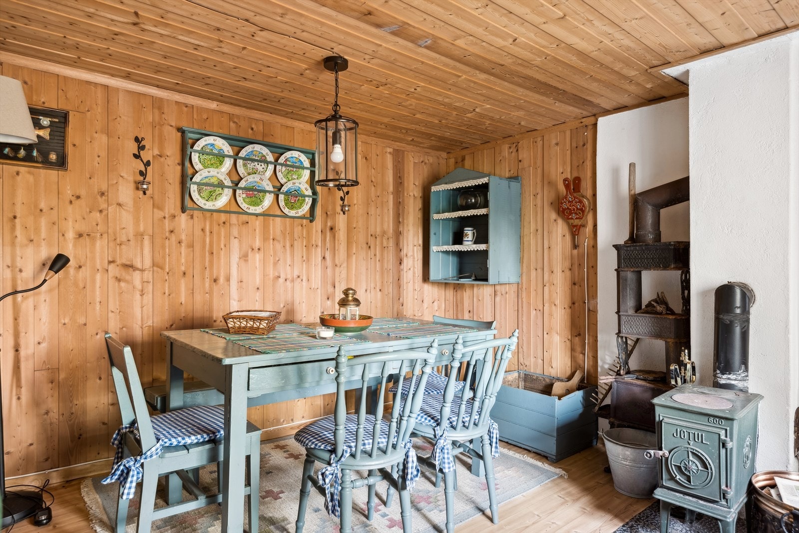 Her er det plass til både spisebord og sofagruppe, mulighetene er mange. Galleribilde