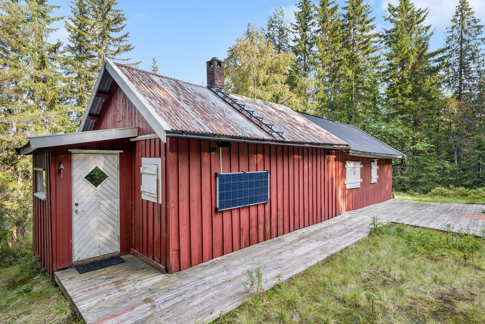 Det er stort terrasseområde i forbindelse med uteområdet og inngangspartiet. Galleribilde
