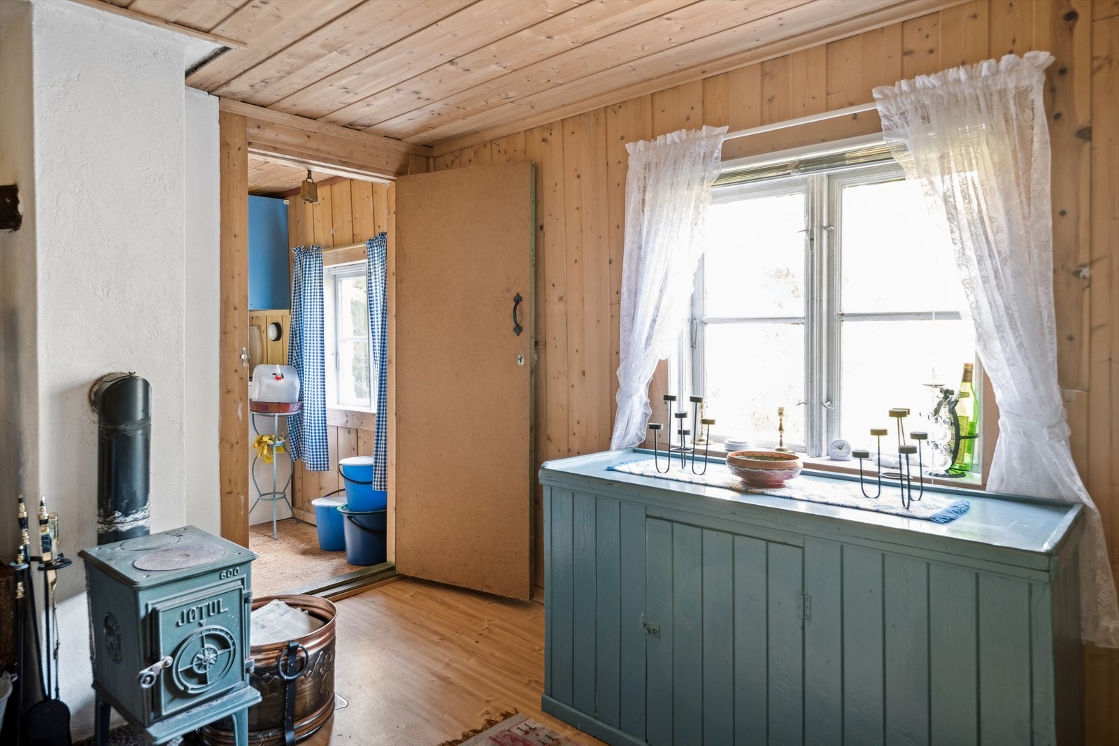 Peisen har behov for tiltak, men kan med rette oppgraderinger og påkostninger sikre stuen en hyggelig atmosfære mens man tar et slag kort eller spiller brettspill med familien. Galleribilde