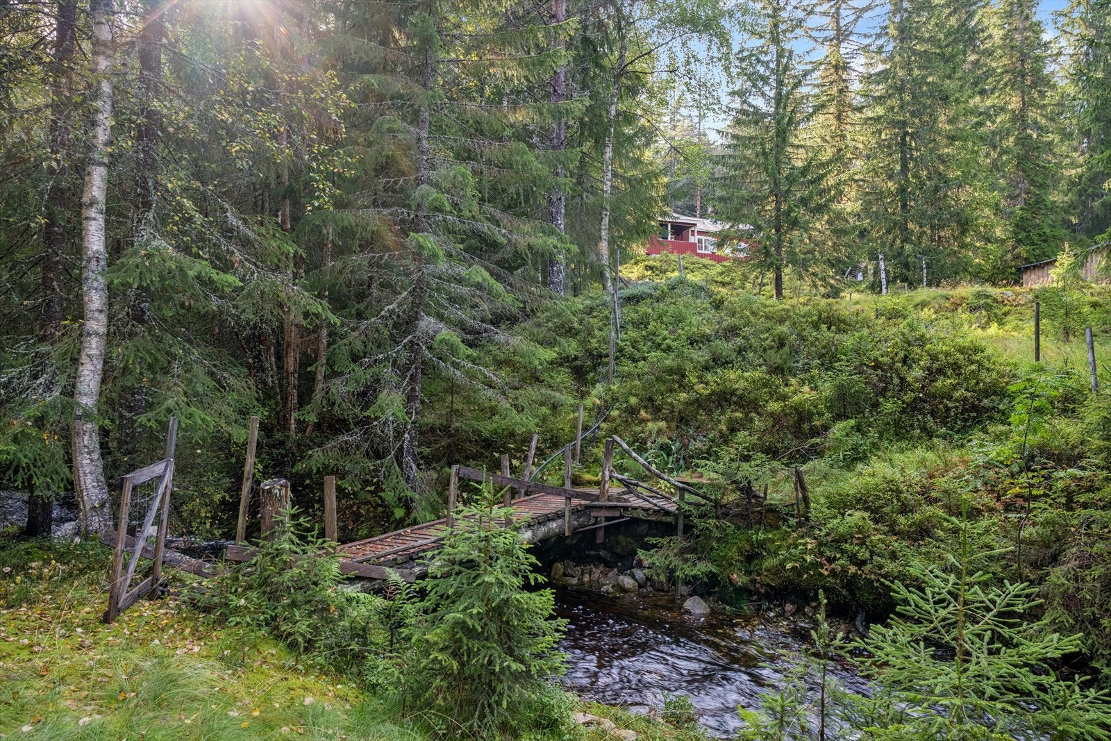 Hytta har ikke bilvei helt frem, men har istedenfor adkomst via en koselig gangvei med bro over elven. Det er egen brønn på eiendommen ved broa. Galleribilde