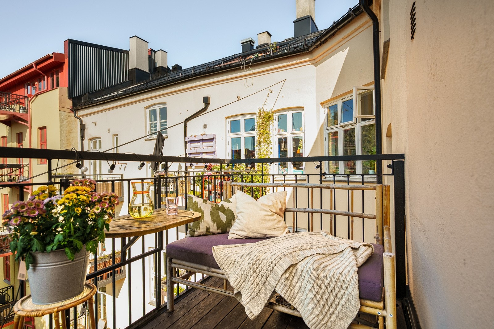 Balkongen vender ut borettslagets bakgård, her skinner solen fra 15-tiden og videre utover til sent på kvelden. Galleribilde