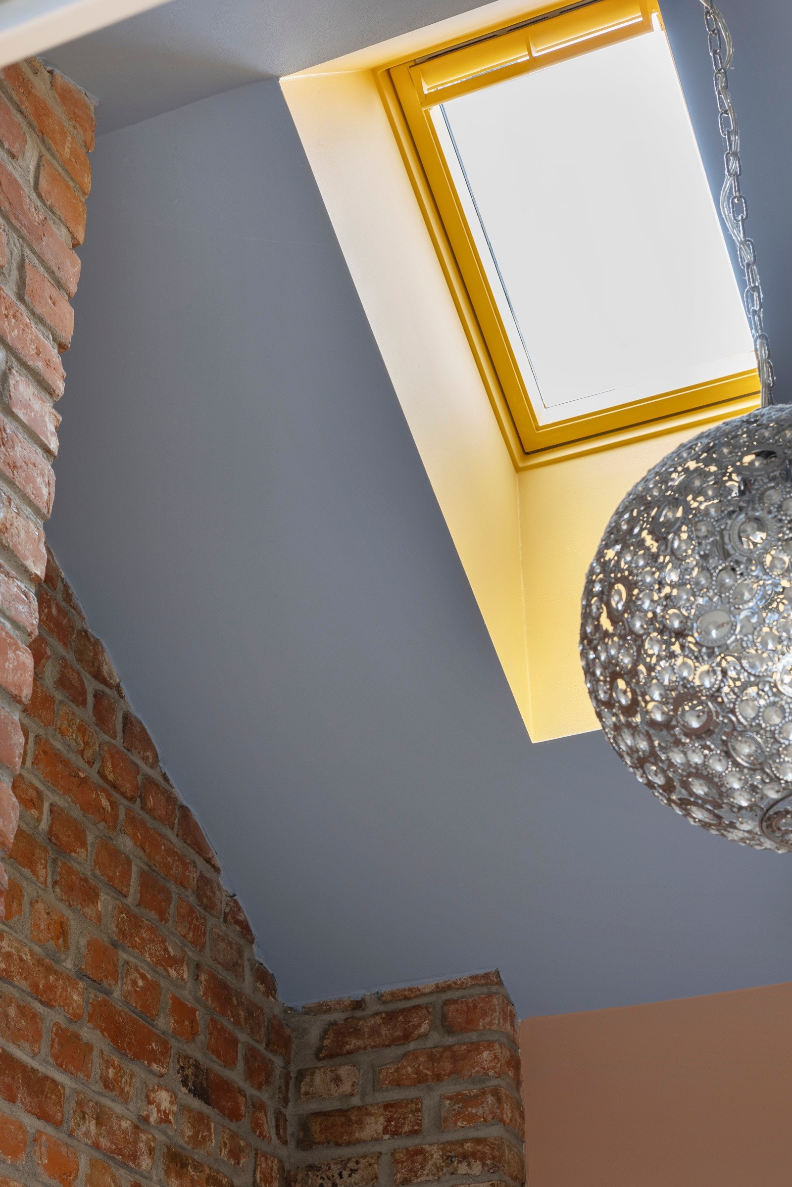 Loftet ble utviklet av tidligere eier i 2011/2012 og takvinduene er fra samme årgang. Galleribilde