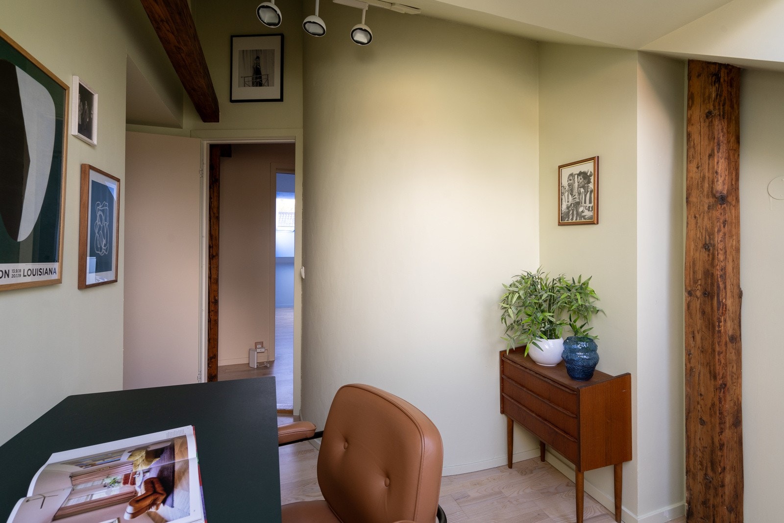 Rommet er optimalt som et barnerom eller gjesterom/kontor etter ønsket behov. Plass til garderobeskap for oppbevaring. Galleribilde