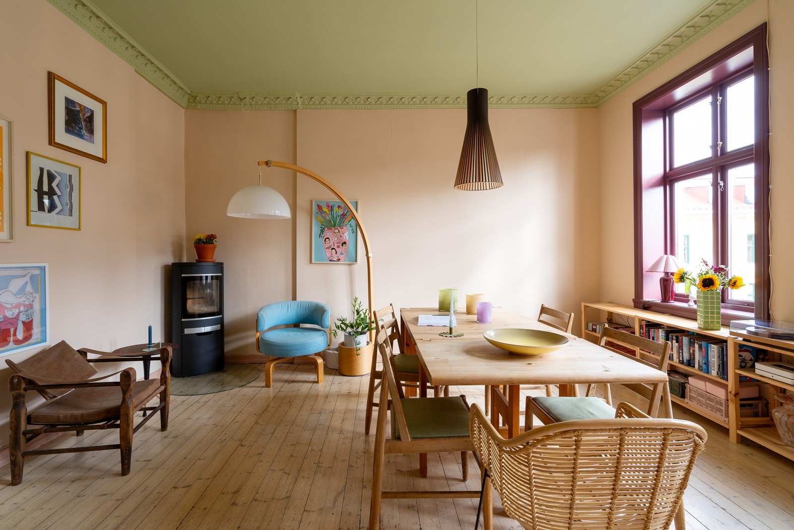 Gjennom de store vinduflatene så fylles stuen av massevis med naturlig lys, Galleribilde