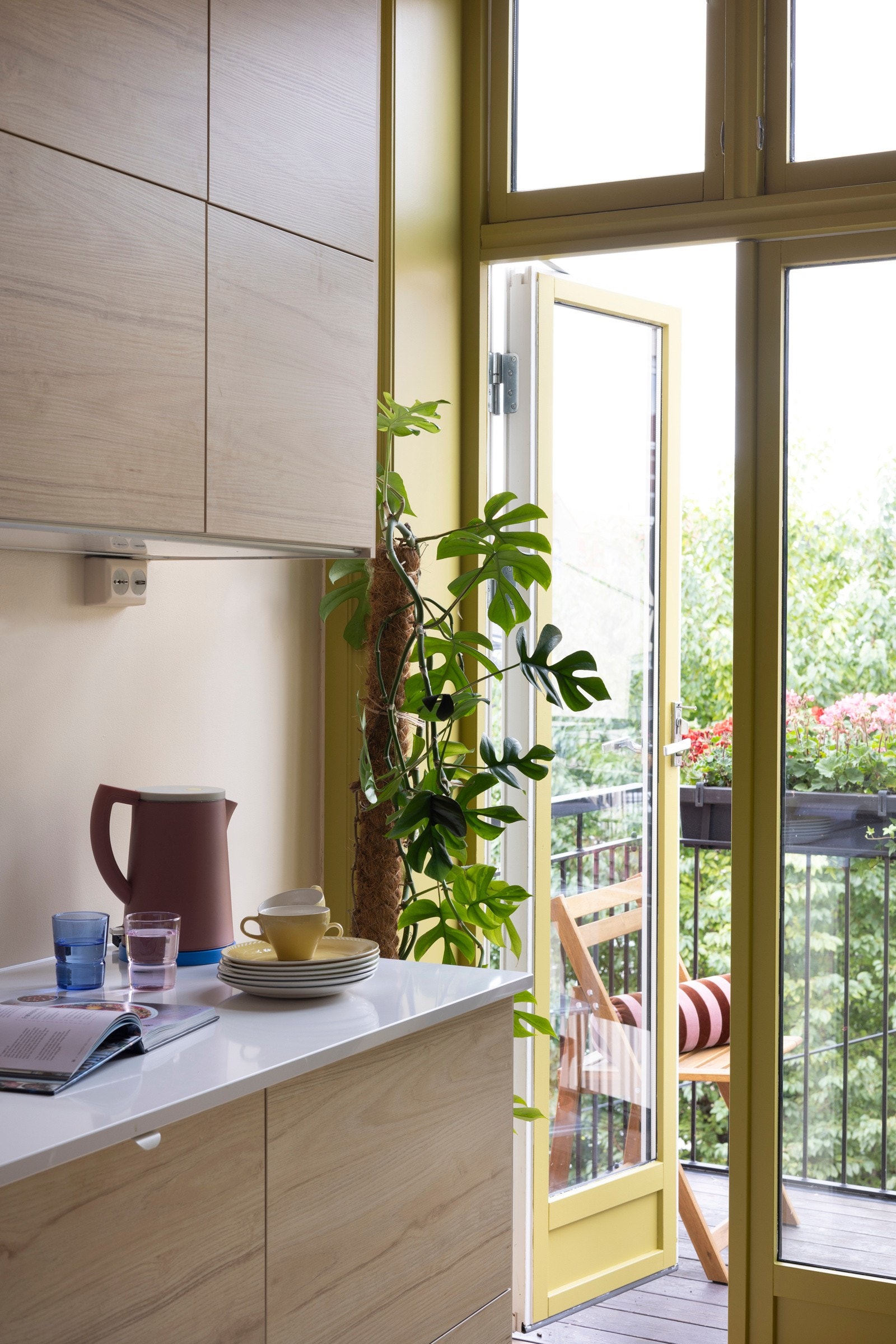 Kjøkkenet ble oppgradert i 2022 med ny kjøkkeninnredning og steinbenkeplate, blandebatteri og vask samt oppvaskmaskin. Galleribilde