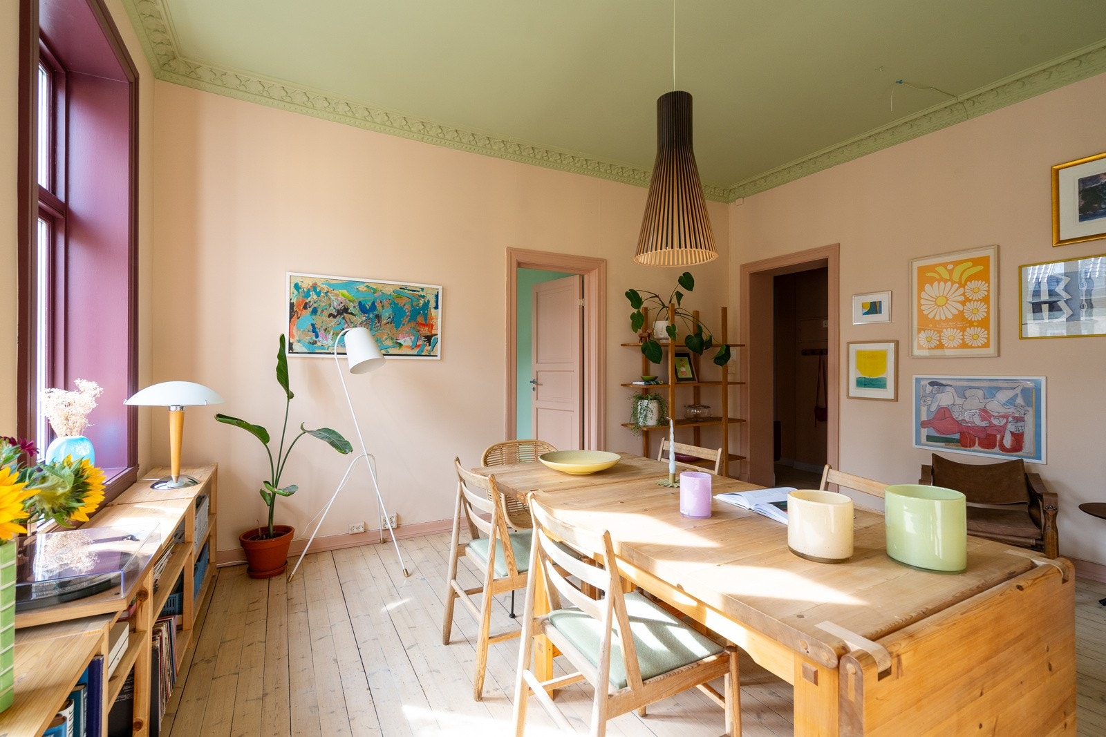 Leiligheten er nymalt i 2022 og 2023, med fargesetting utført av sertifiserte fargerådgivere, blant annet anerkjente Couleur Galleribilde