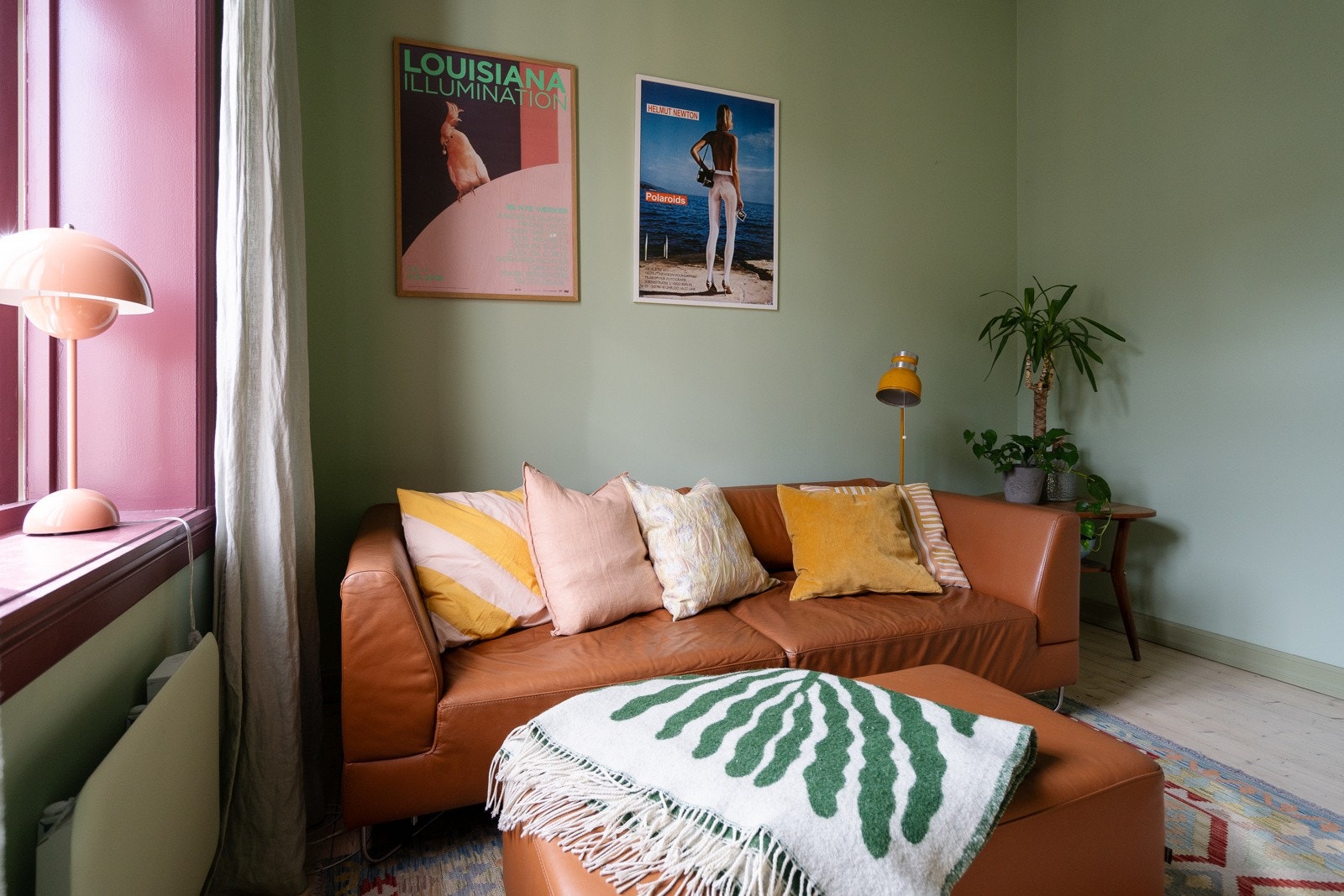 Soverommet i hovedetasjen er innredet som en koselig TV-stue. Galleribilde