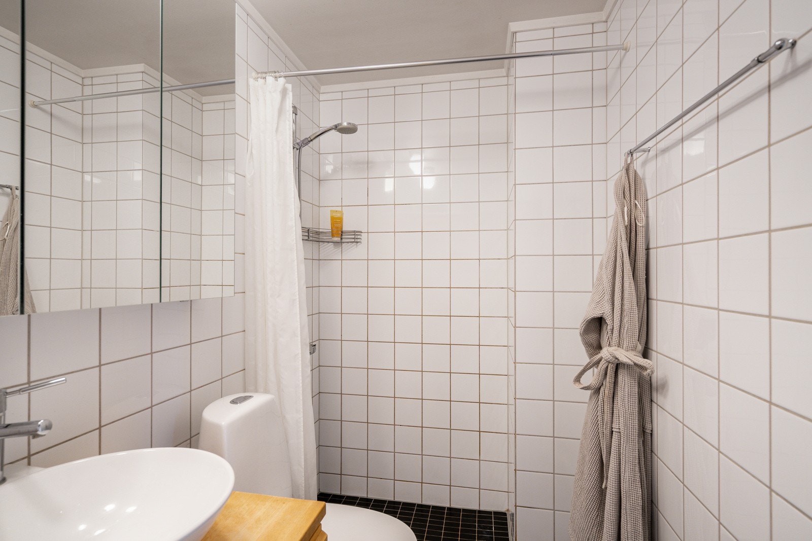 Baderom i tidløs utforming, opplyst oppusset i 2009 i følge tidligere salgsoppgaver. Galleribilde