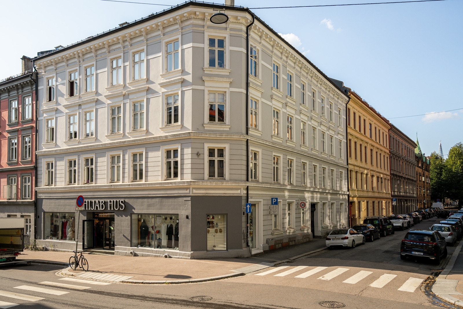 Urtegata 45 er en klassisk "1890-gård" beliggende på hjørnet Tøyengata/Urtegata, midt i mellom Tøyen og Grønland! Galleribilde